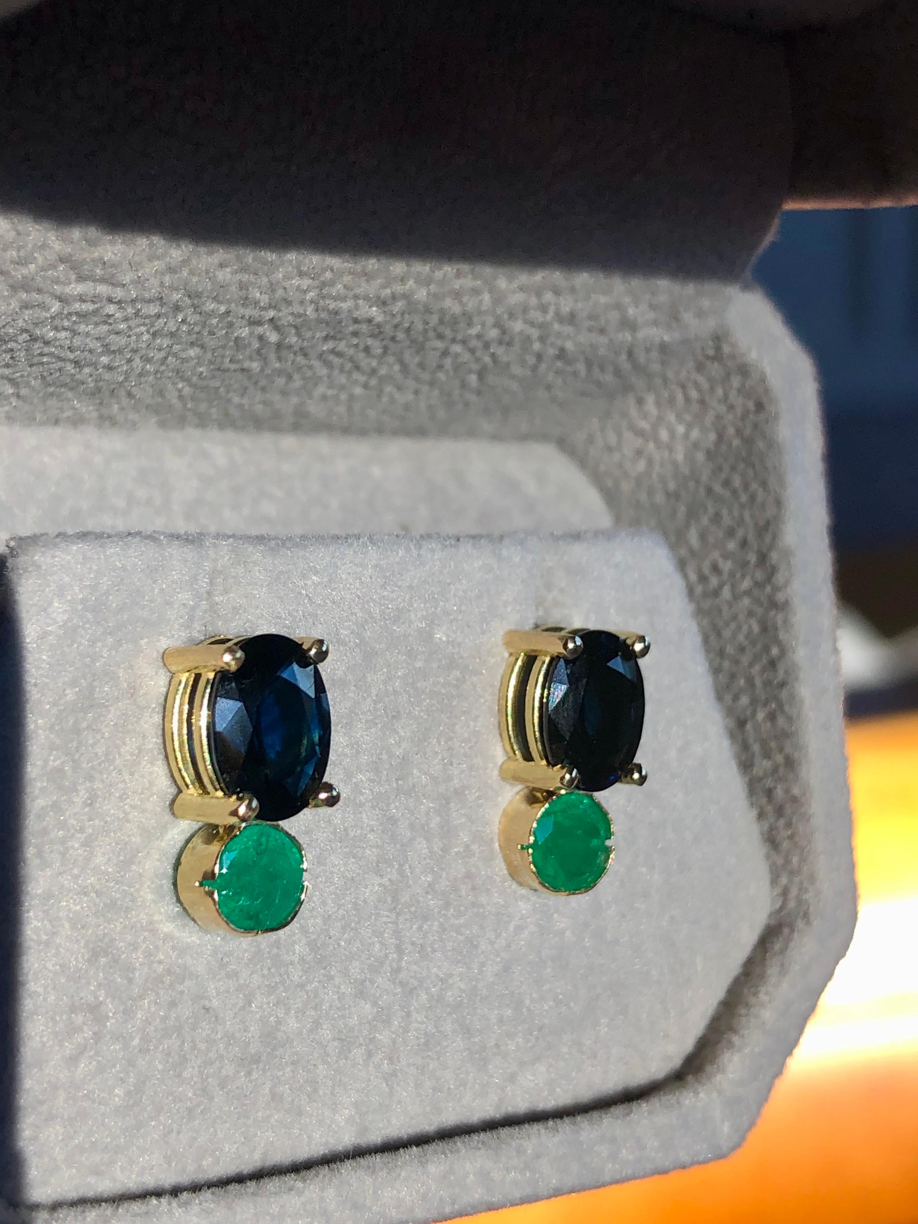 Oval Cut Blue Sapphire, and Colombian Emerald Stud Earrings 18K Yellow Gold For Sale