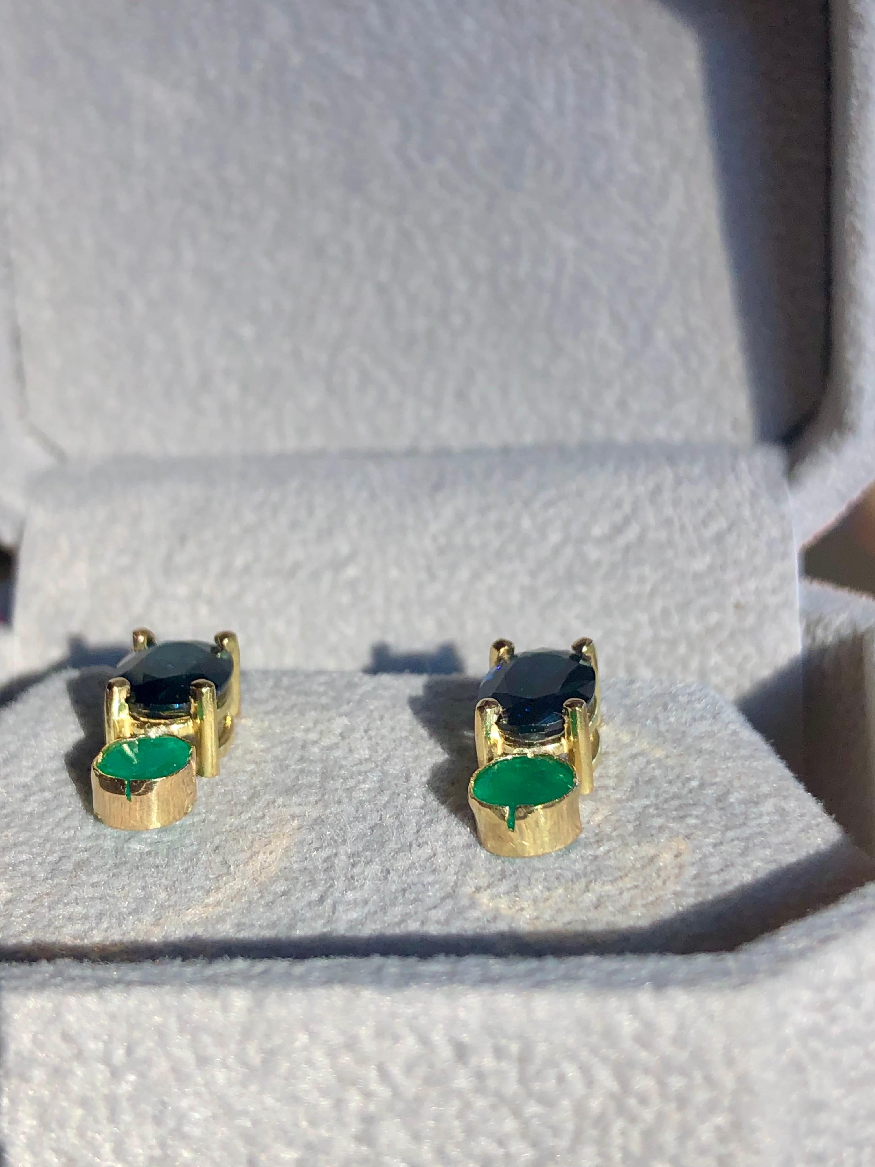 Blue Sapphire, and Colombian Emerald Stud Earrings 18K Yellow Gold For Sale 3