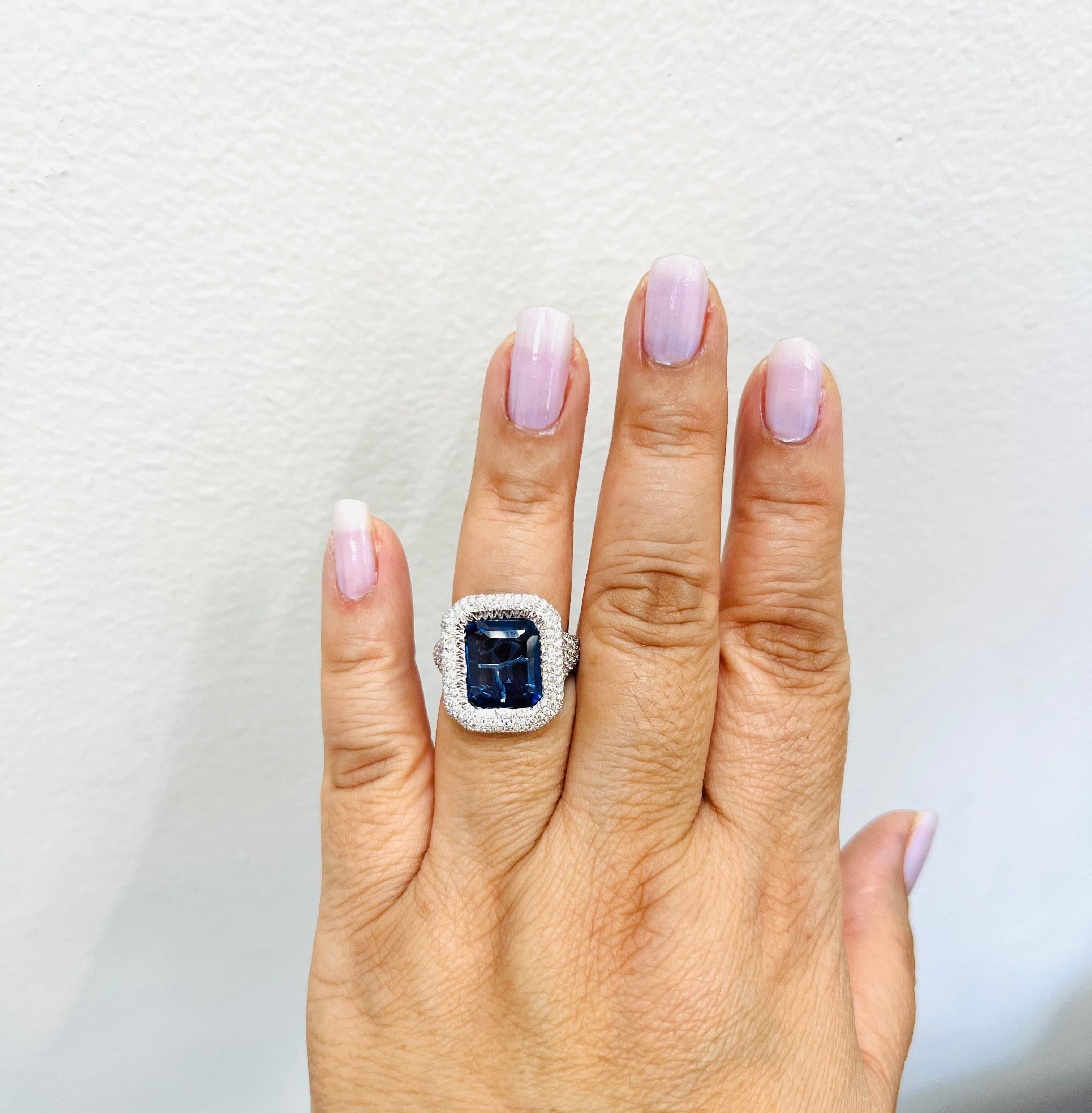 Schöner hellblauer 7,60 ct. blauer Saphir im Smaragdschliff mit 2,50 ct. weißen und hellen Diamanten in Pflasterung von guter Qualität.  Handgefertigt aus 18 Karat Weißgold.  Ring Größe 8.