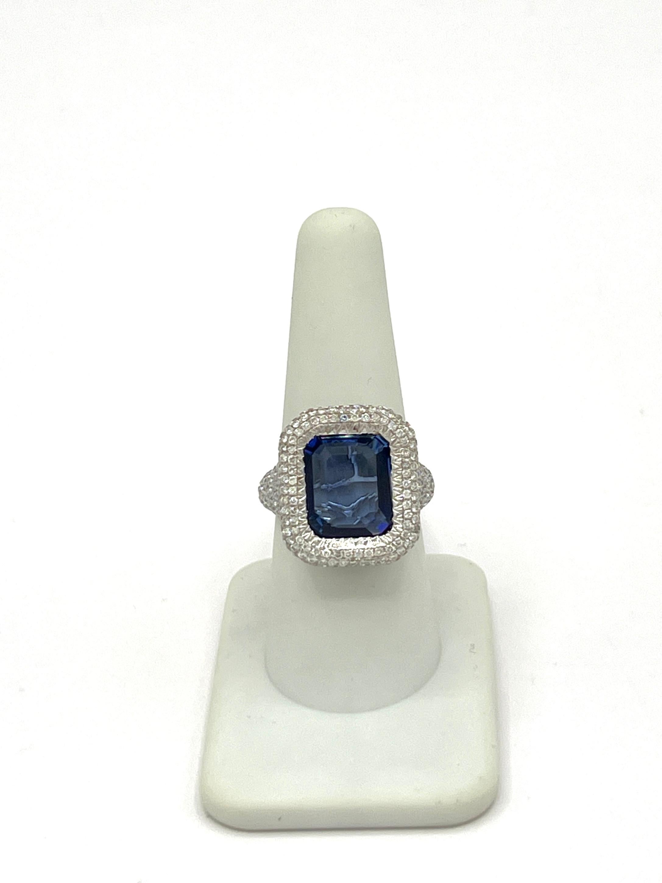 Cocktailring aus 18 Karat Weißgold mit blauem Saphir im Smaragdschliff und weißem Diamanten im Angebot 1