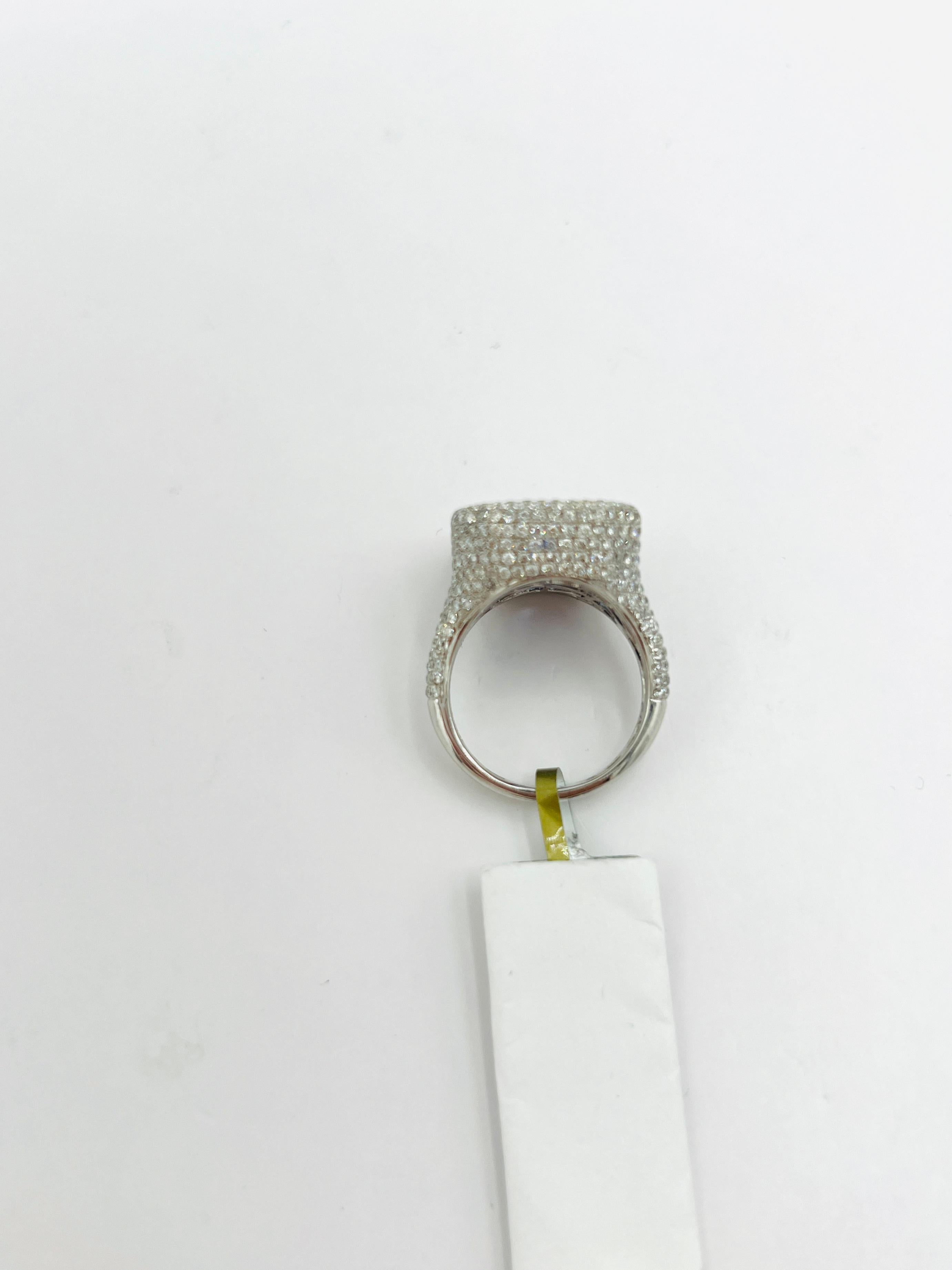 Cocktailring aus 18 Karat Weißgold mit blauem Saphir im Smaragdschliff und weißem Diamanten im Angebot 2