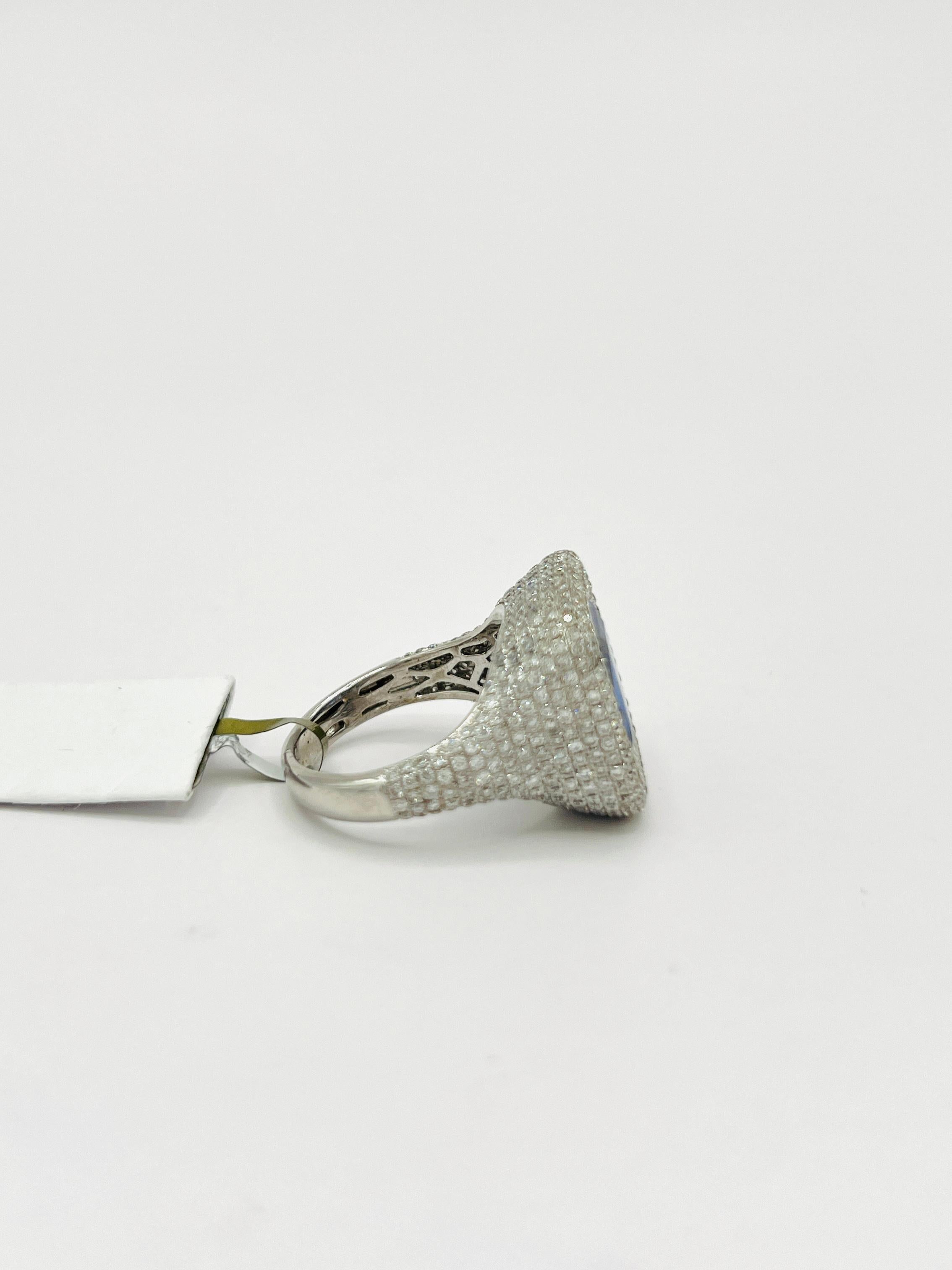 Cocktailring aus 18 Karat Weißgold mit blauem Saphir im Smaragdschliff und weißem Diamanten im Angebot 3