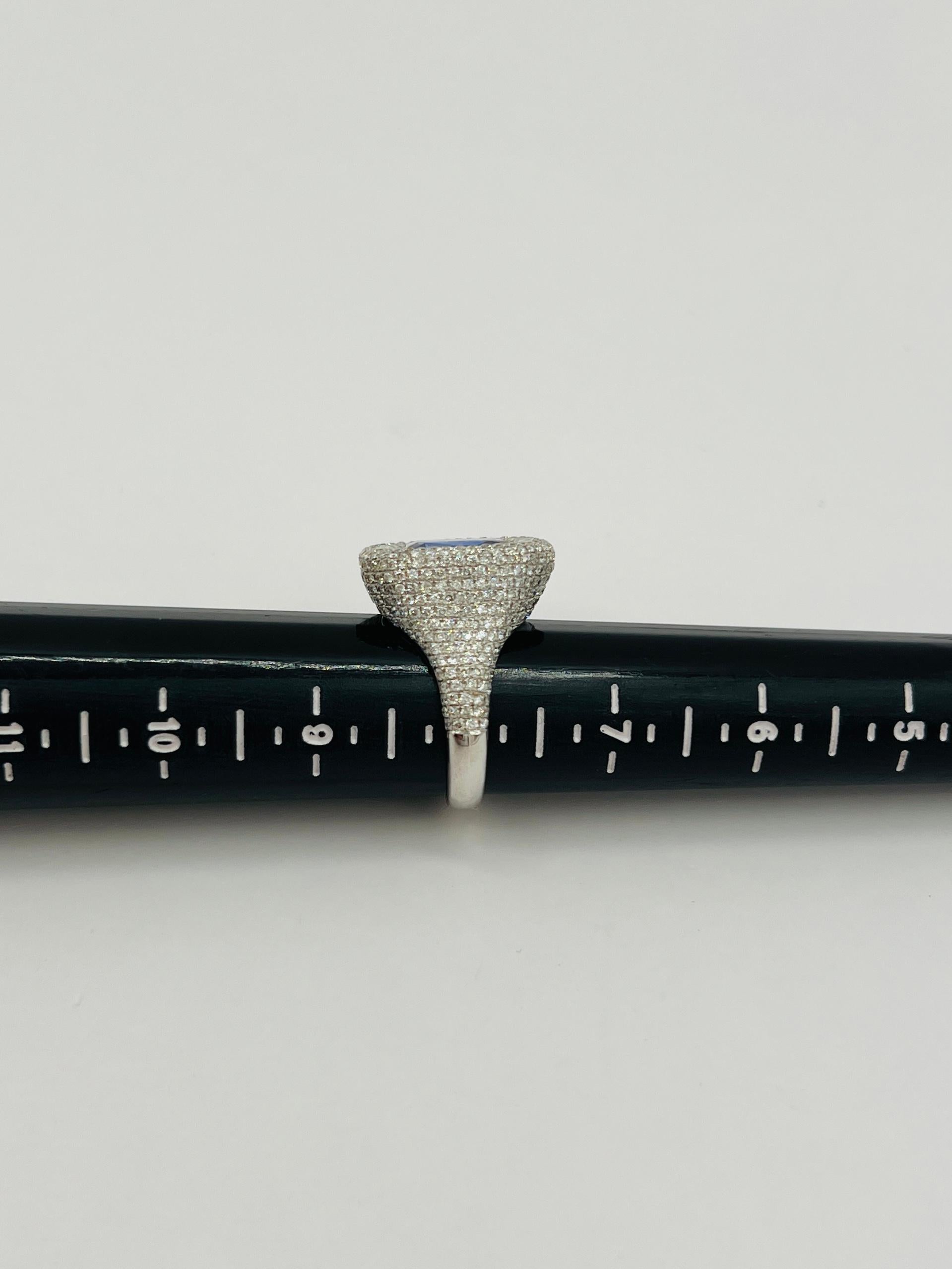Cocktailring aus 18 Karat Weißgold mit blauem Saphir im Smaragdschliff und weißem Diamanten im Angebot 4
