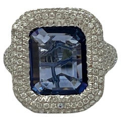 Anello da cocktail con zaffiro blu taglio smeraldo e diamante bianco in oro bianco 18 carati