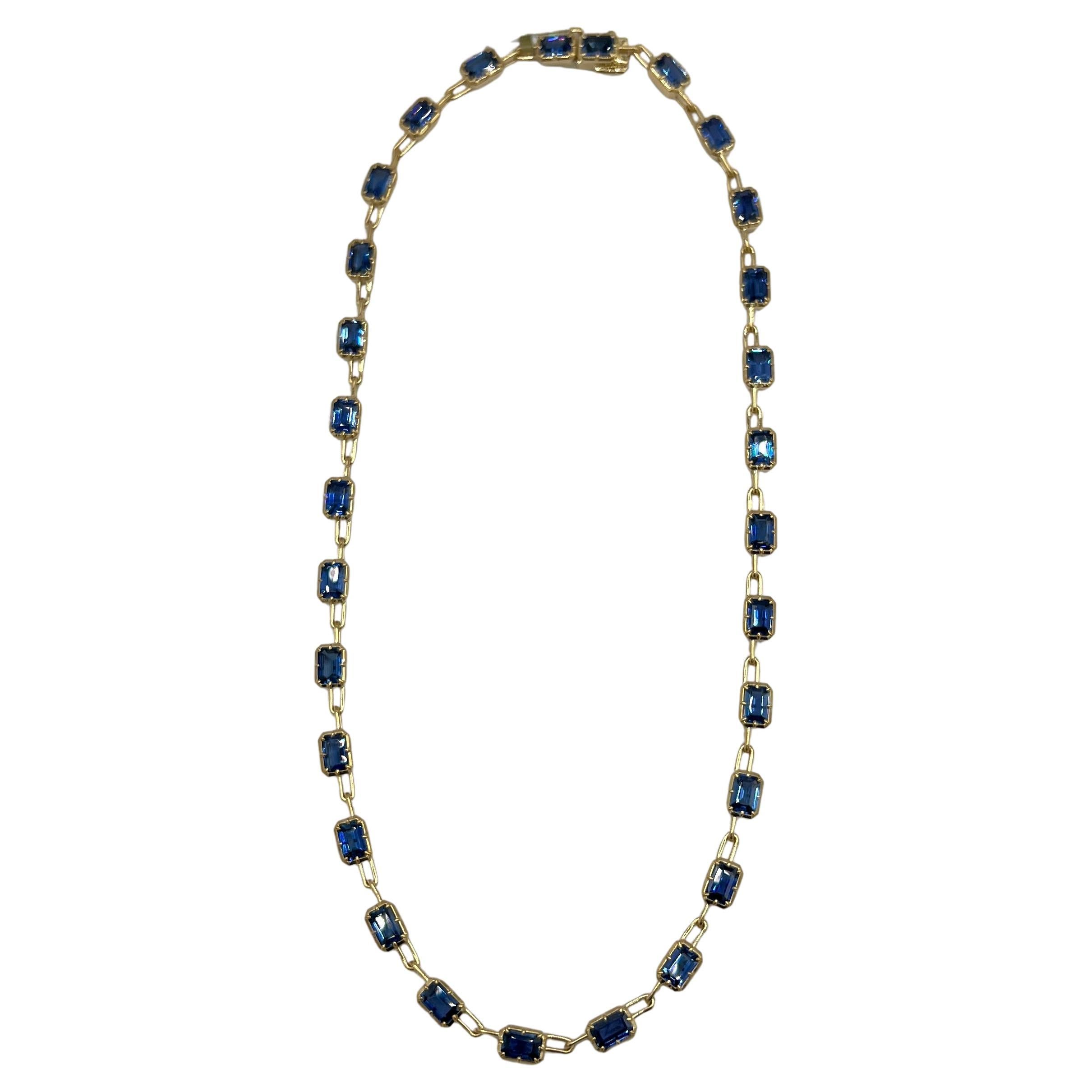 Collier à maillons en or jaune 18K avec émeraude et saphir bleu