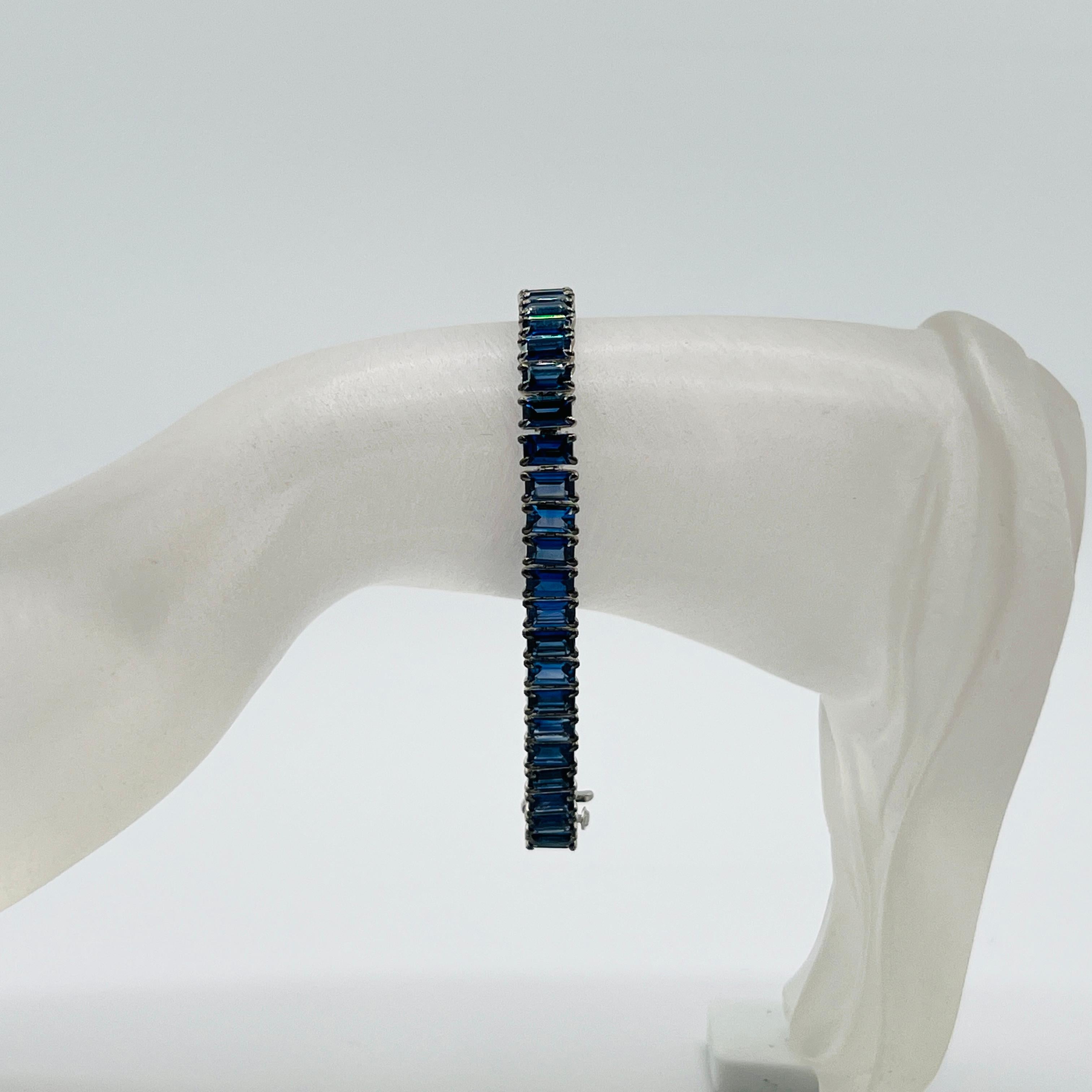 Taille émeraude Bracelet en or blanc 18 carats avec saphir bleu et taille émeraude en vente