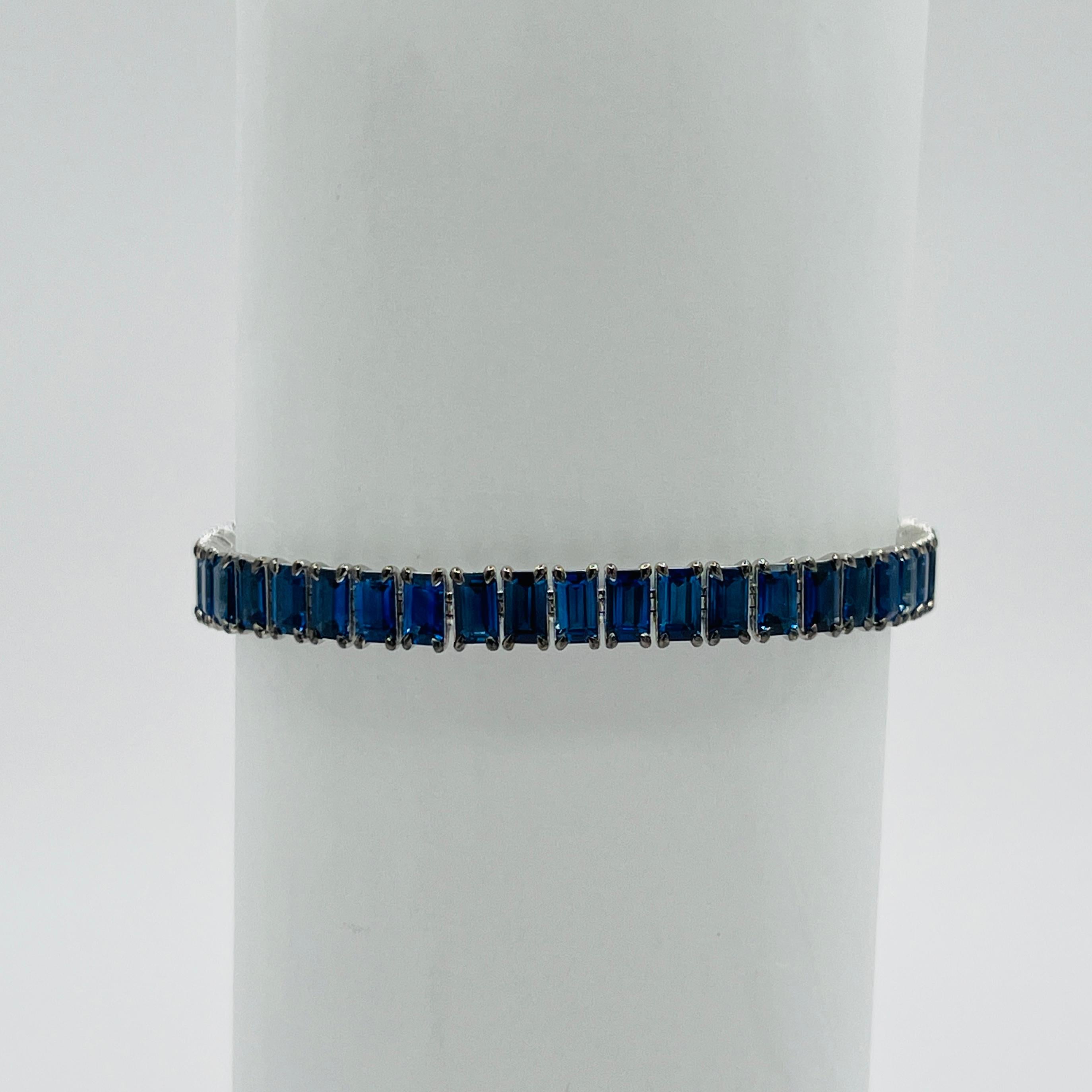 Bracelet en or blanc 18 carats avec saphir bleu et taille émeraude Neuf - En vente à Los Angeles, CA