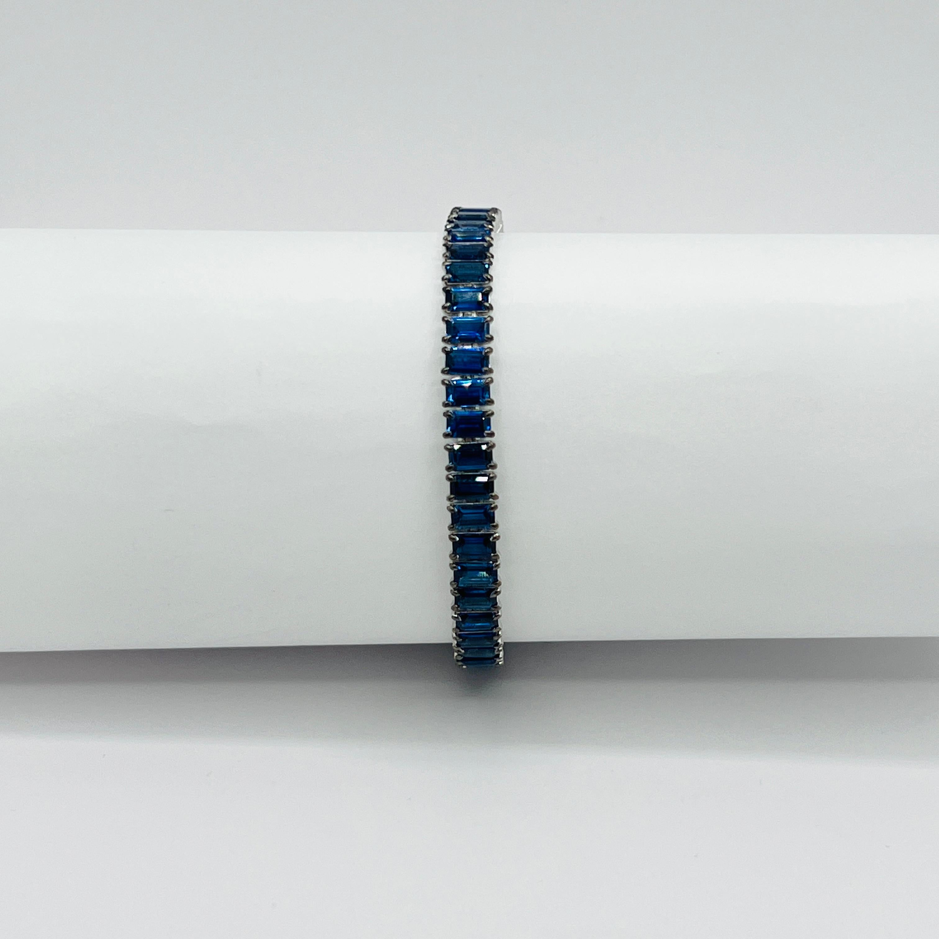Bracelet en or blanc 18 carats avec saphir bleu et taille émeraude Unisexe en vente