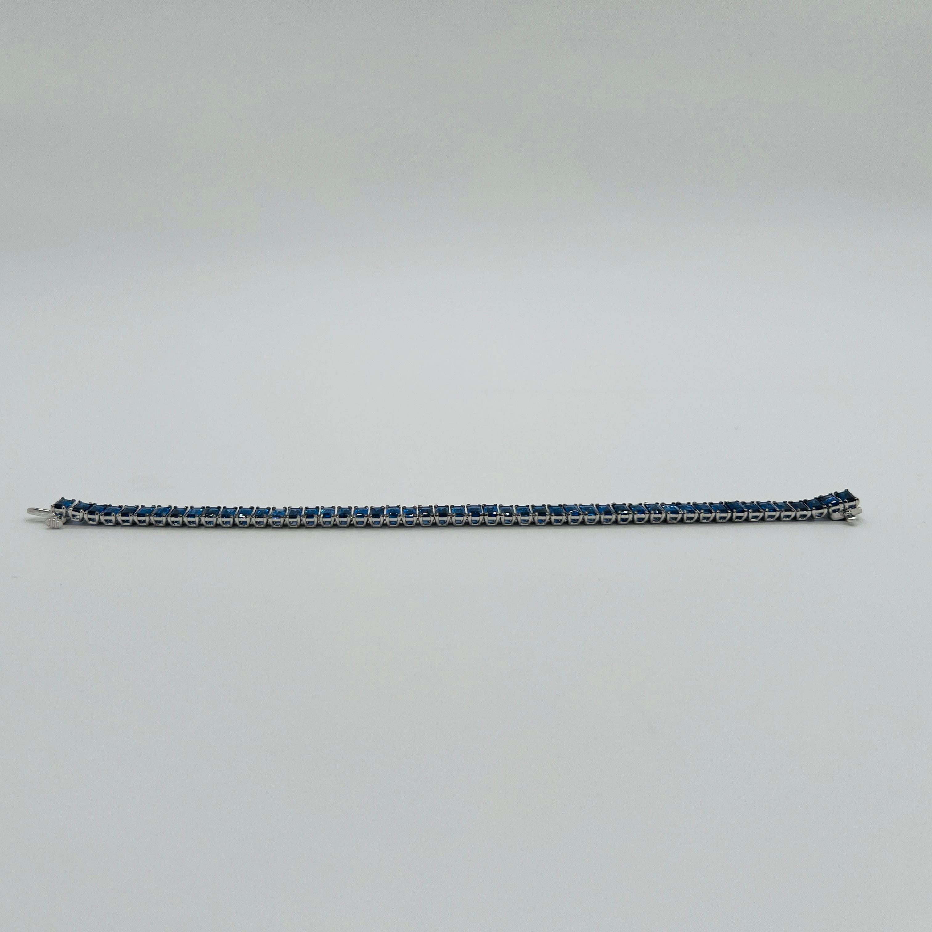 Bracelet en or blanc 18 carats avec saphir bleu et taille émeraude en vente 1