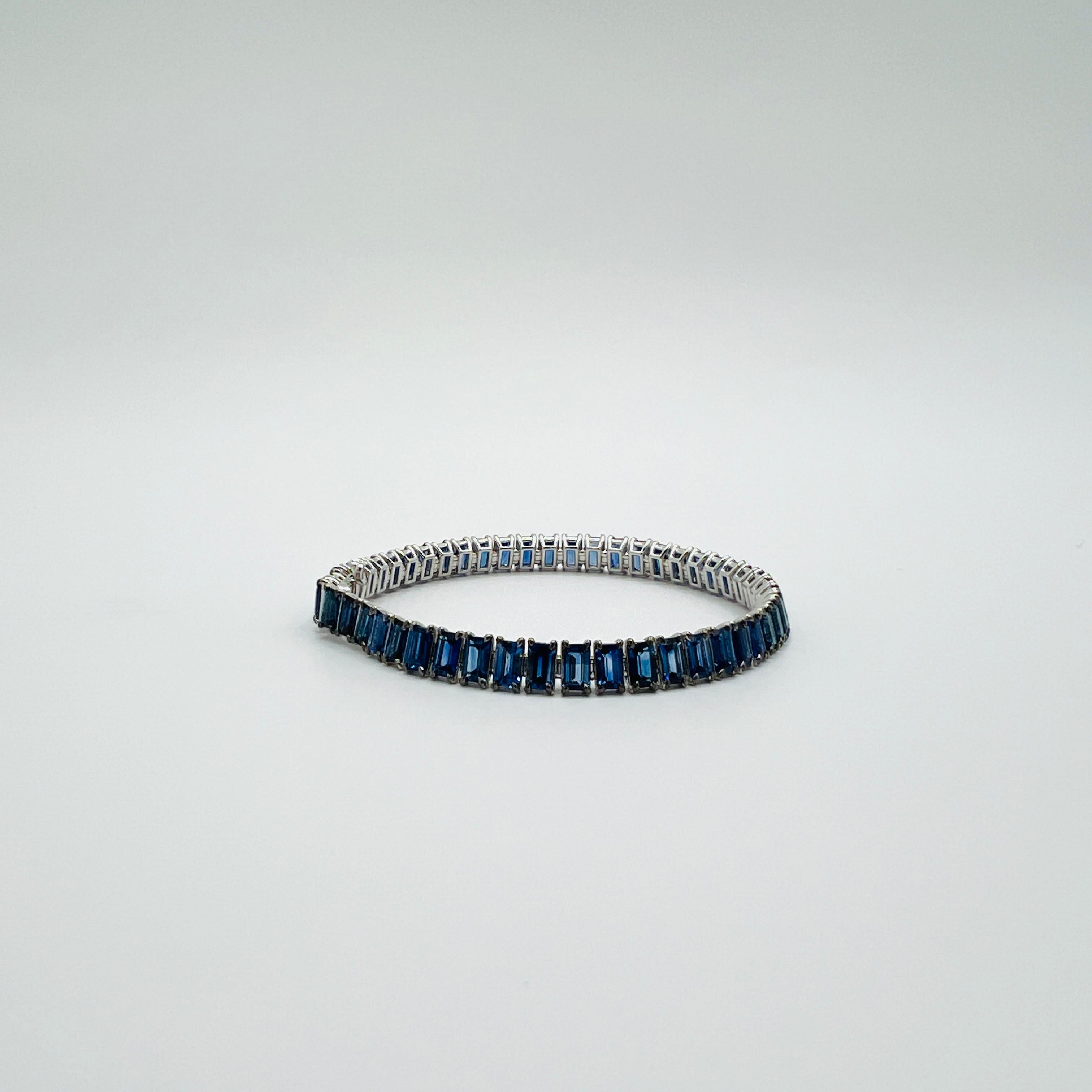 Bracelet en or blanc 18 carats avec saphir bleu et taille émeraude en vente 2