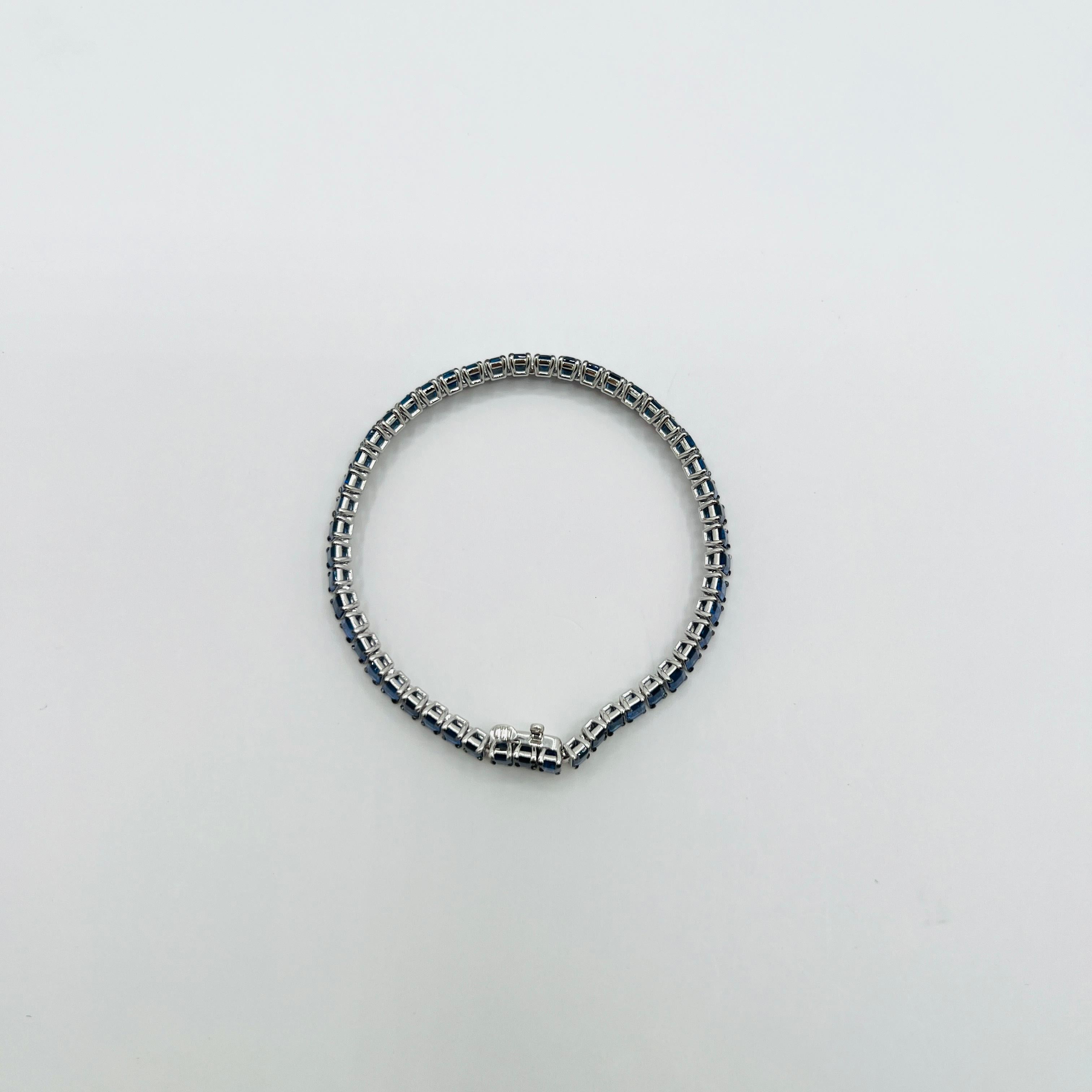 Bracelet en or blanc 18 carats avec saphir bleu et taille émeraude en vente 3