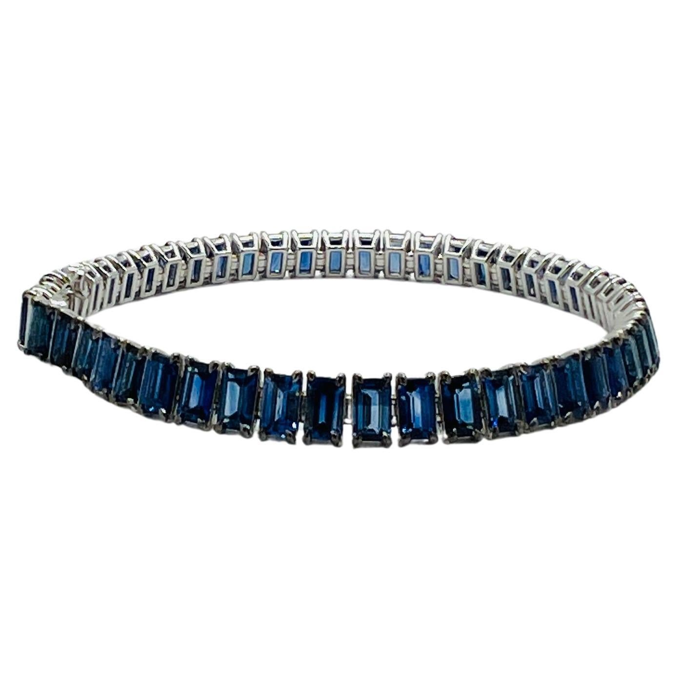 Bracelet en or blanc 18 carats avec saphir bleu et taille émeraude en vente