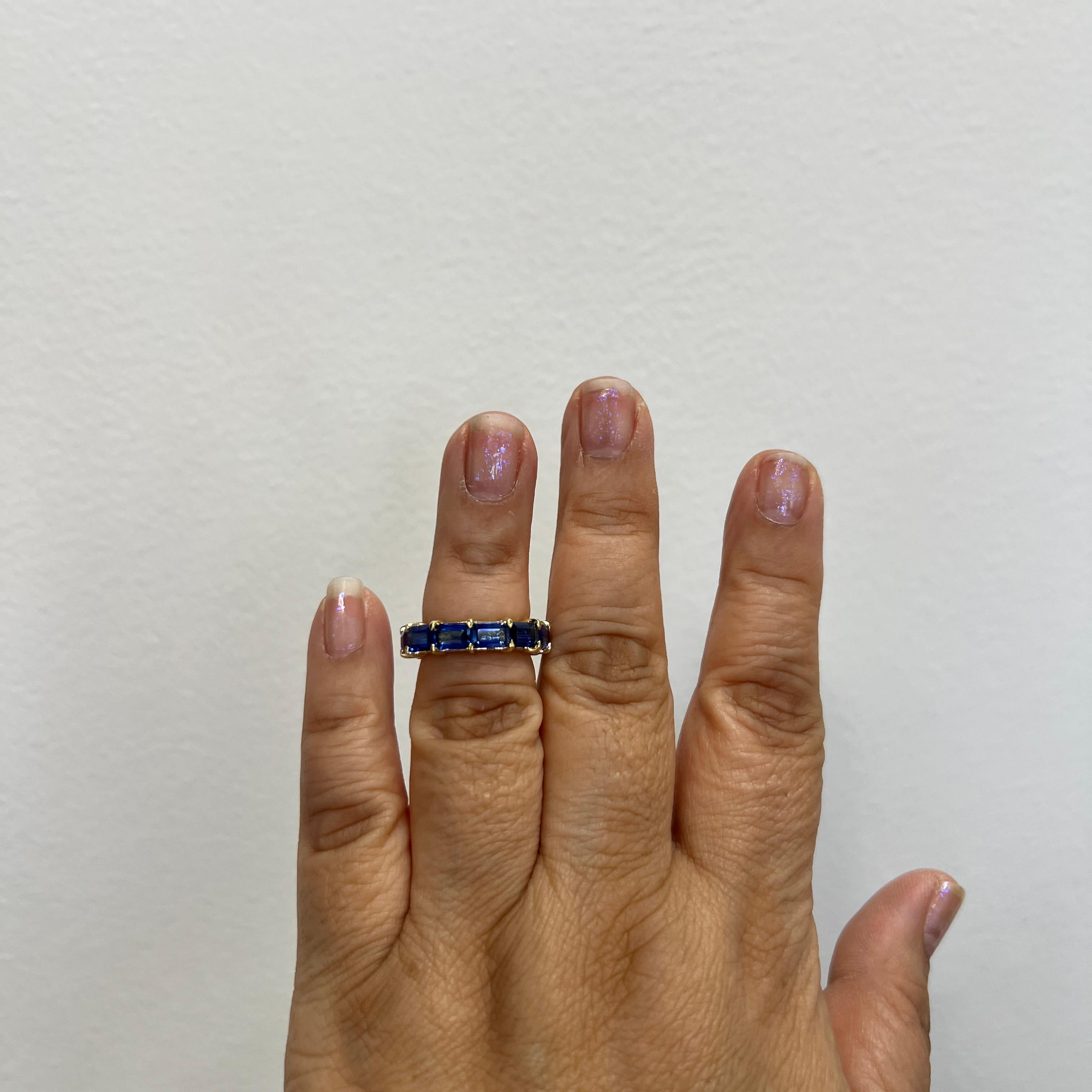 Magnifique saphir bleu brillant de 6,45 ct., taille émeraude.  Total de 12 pierres.  Fabriqué à la main en or jaune 18k.  Bague de taille 6.