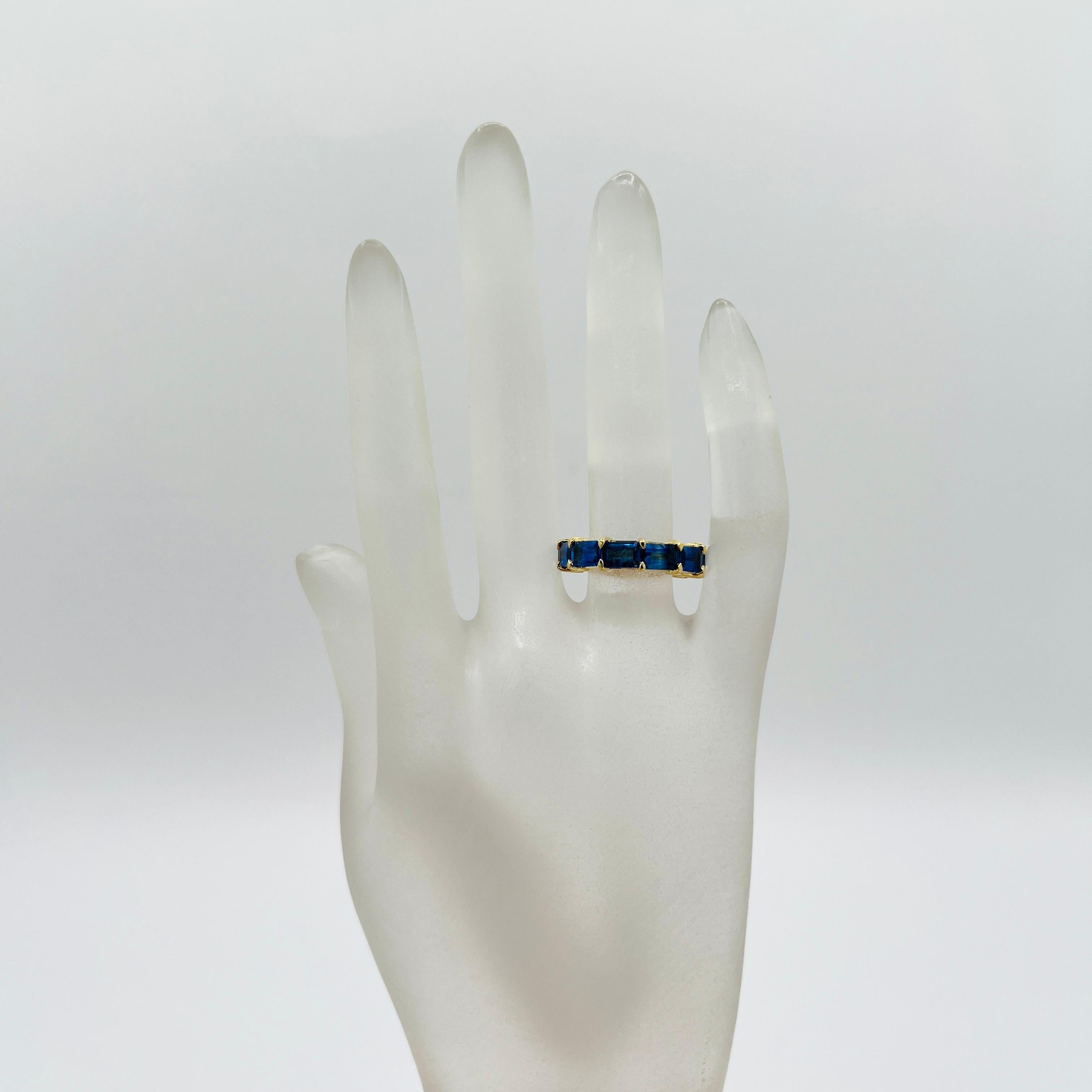 Taille émeraude Bague d'éternité en or jaune 18 carats, saphir bleu, taille émeraude en vente