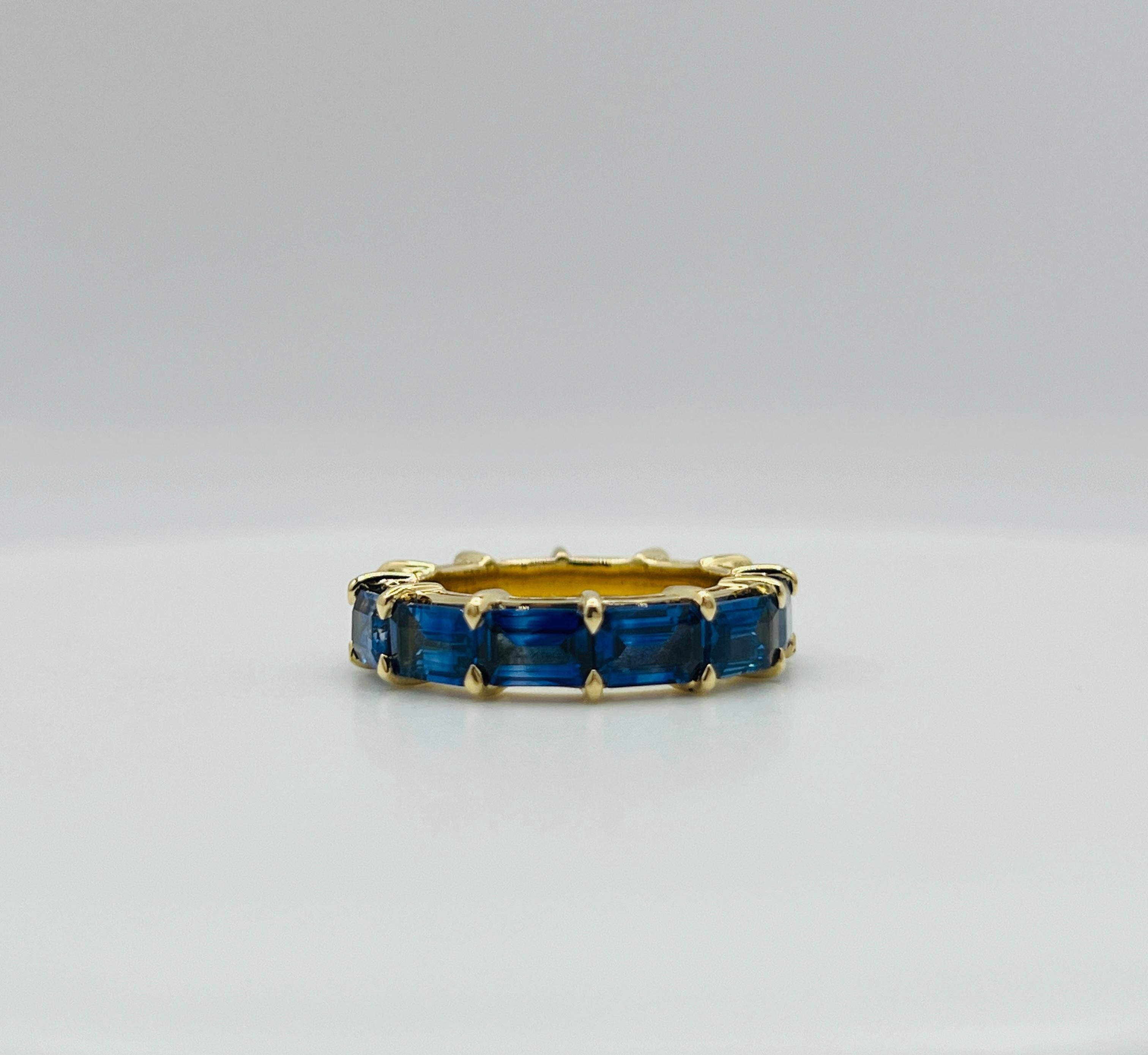 Bague d'éternité en or jaune 18 carats, saphir bleu, taille émeraude Unisexe en vente