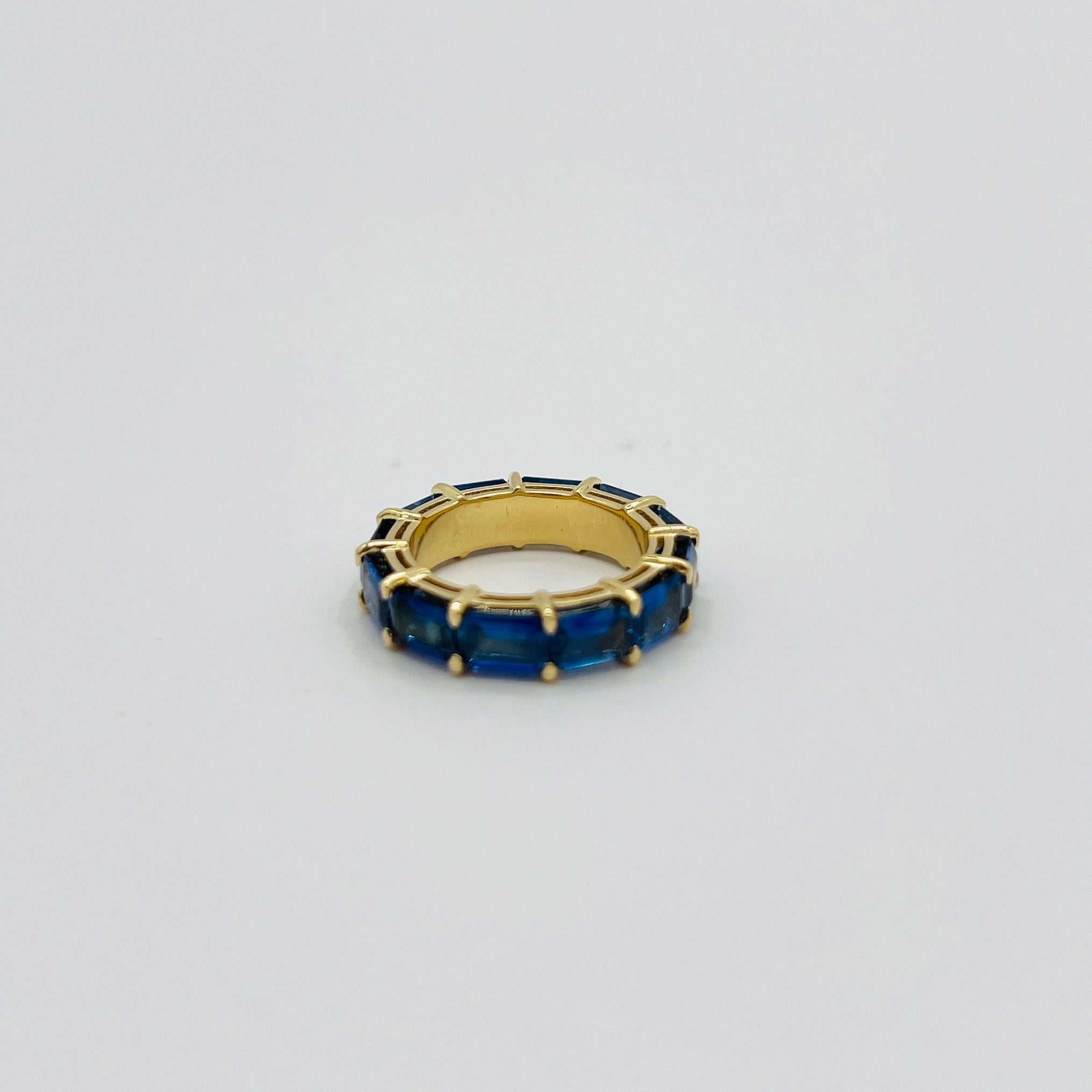 Bague d'éternité en or jaune 18 carats, saphir bleu, taille émeraude en vente 1