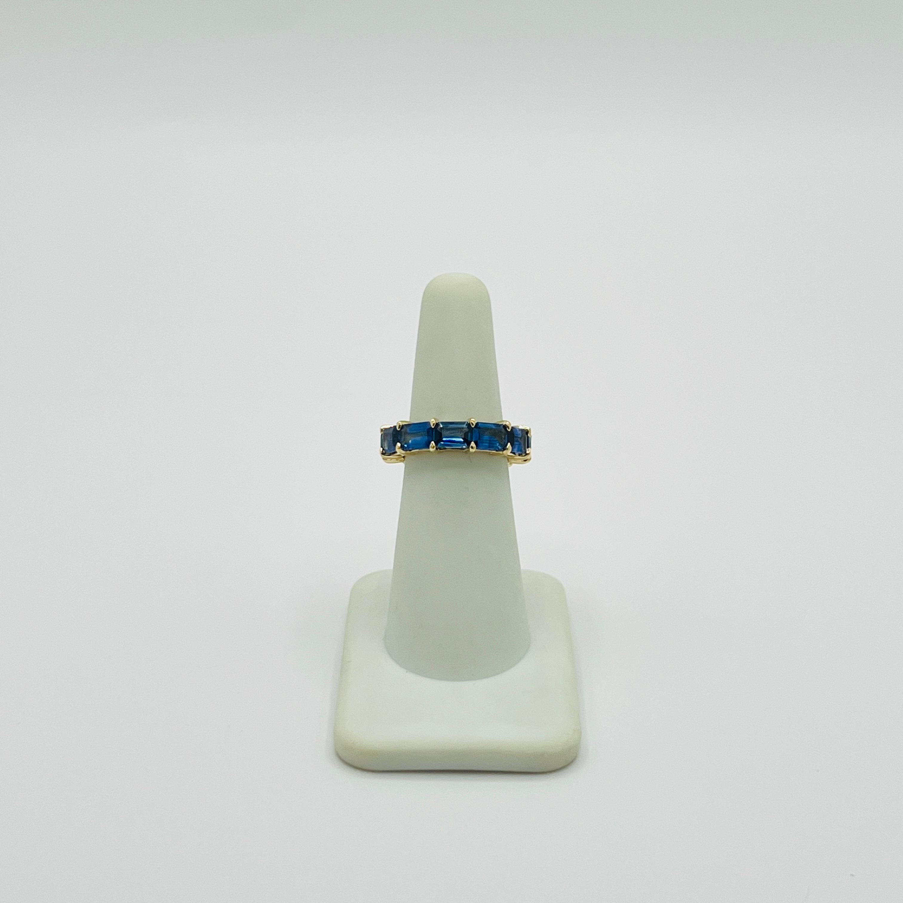 Bague d'éternité en or jaune 18 carats, saphir bleu, taille émeraude en vente 2
