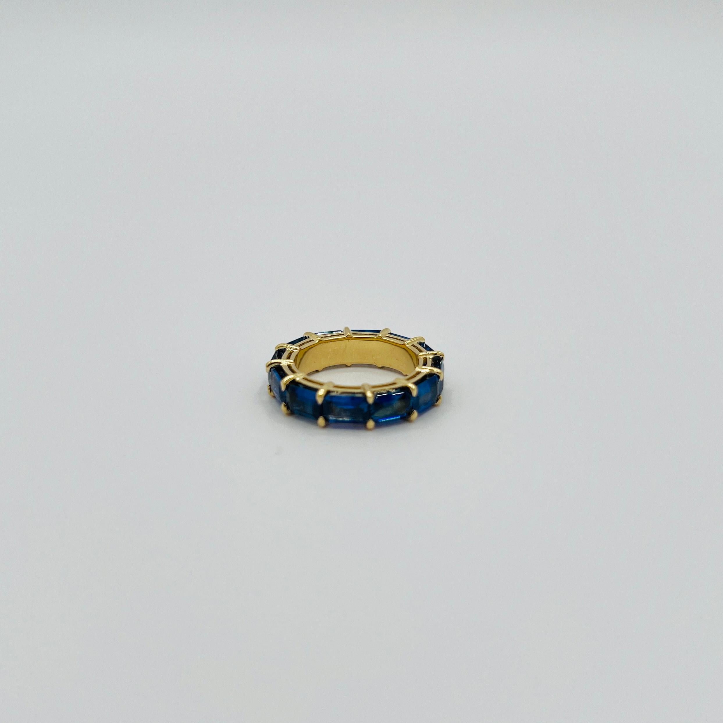Bague d'éternité en or jaune 18 carats, saphir bleu, taille émeraude en vente 3