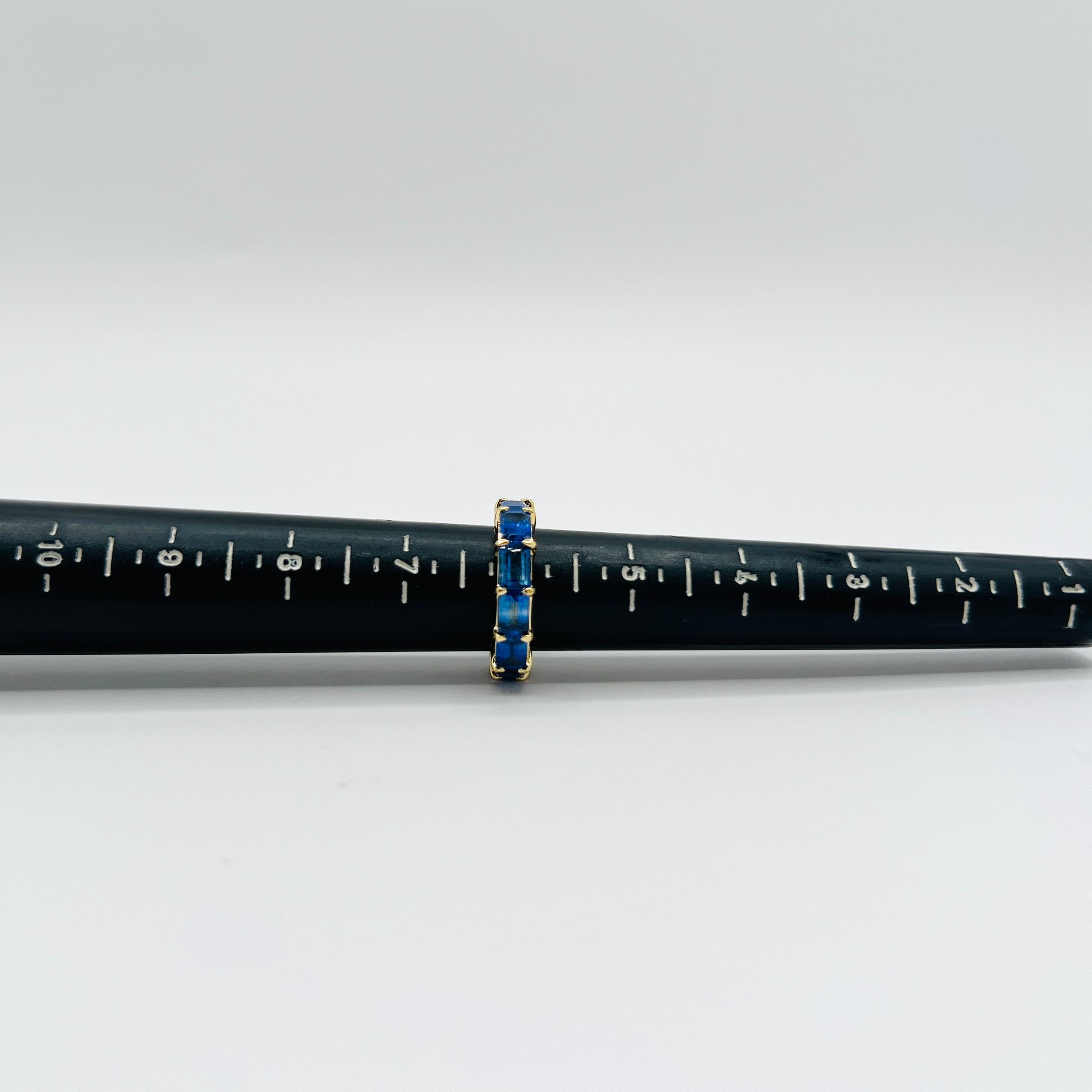 Bague d'éternité en or jaune 18 carats, saphir bleu, taille émeraude en vente 4