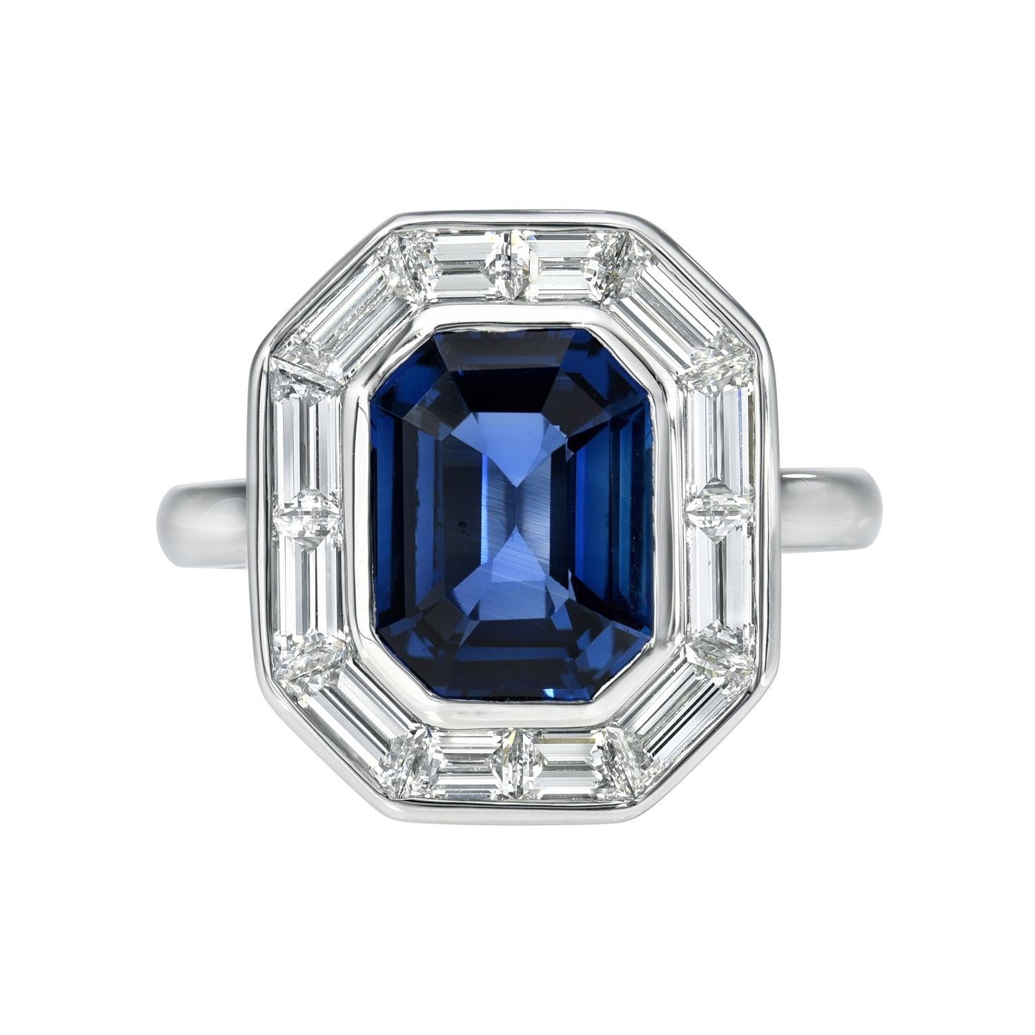 Bague en platine avec saphir bleu taillé en émeraude et diamants trapézoïds - par Merkaba en vente 1