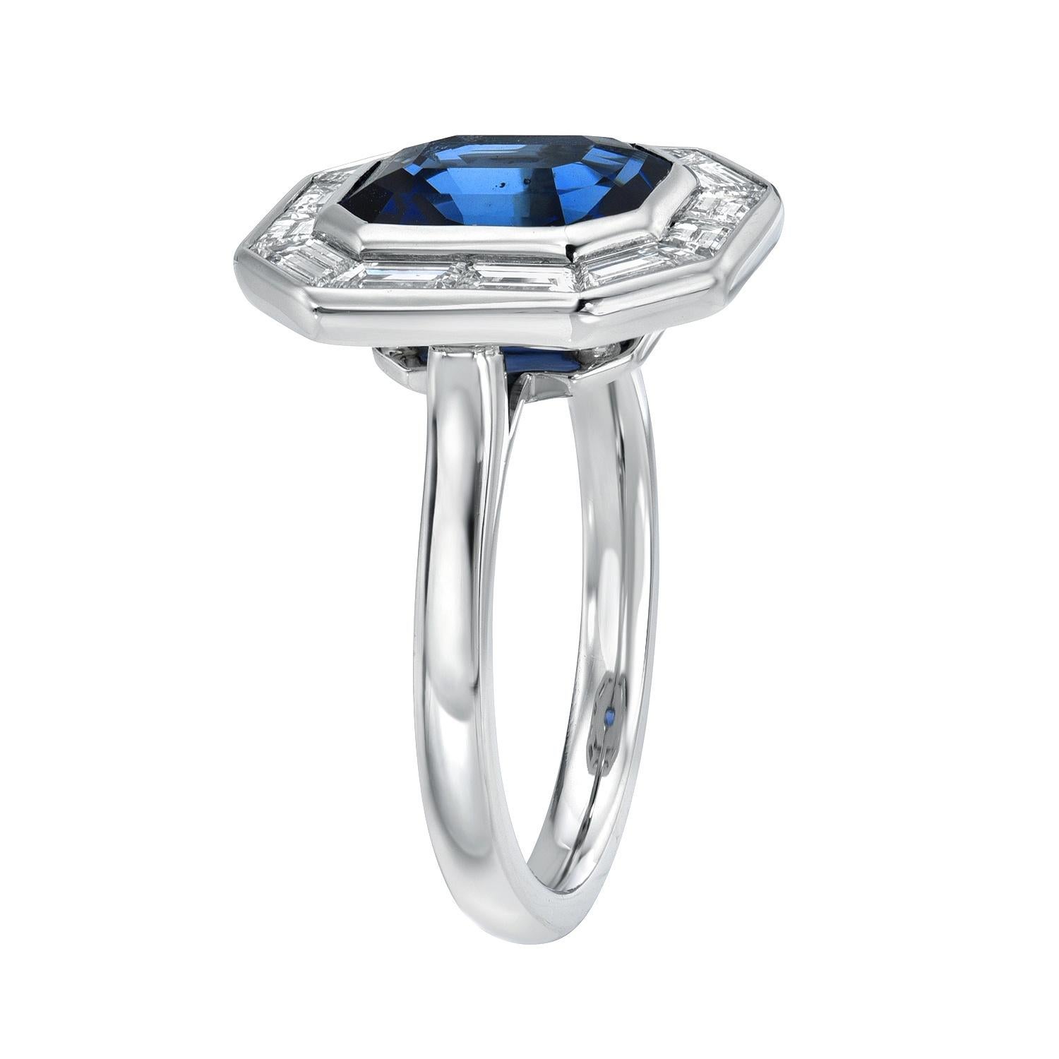 Bague en platine avec saphir bleu taillé en émeraude et diamants trapézoïds - par Merkaba en vente 2