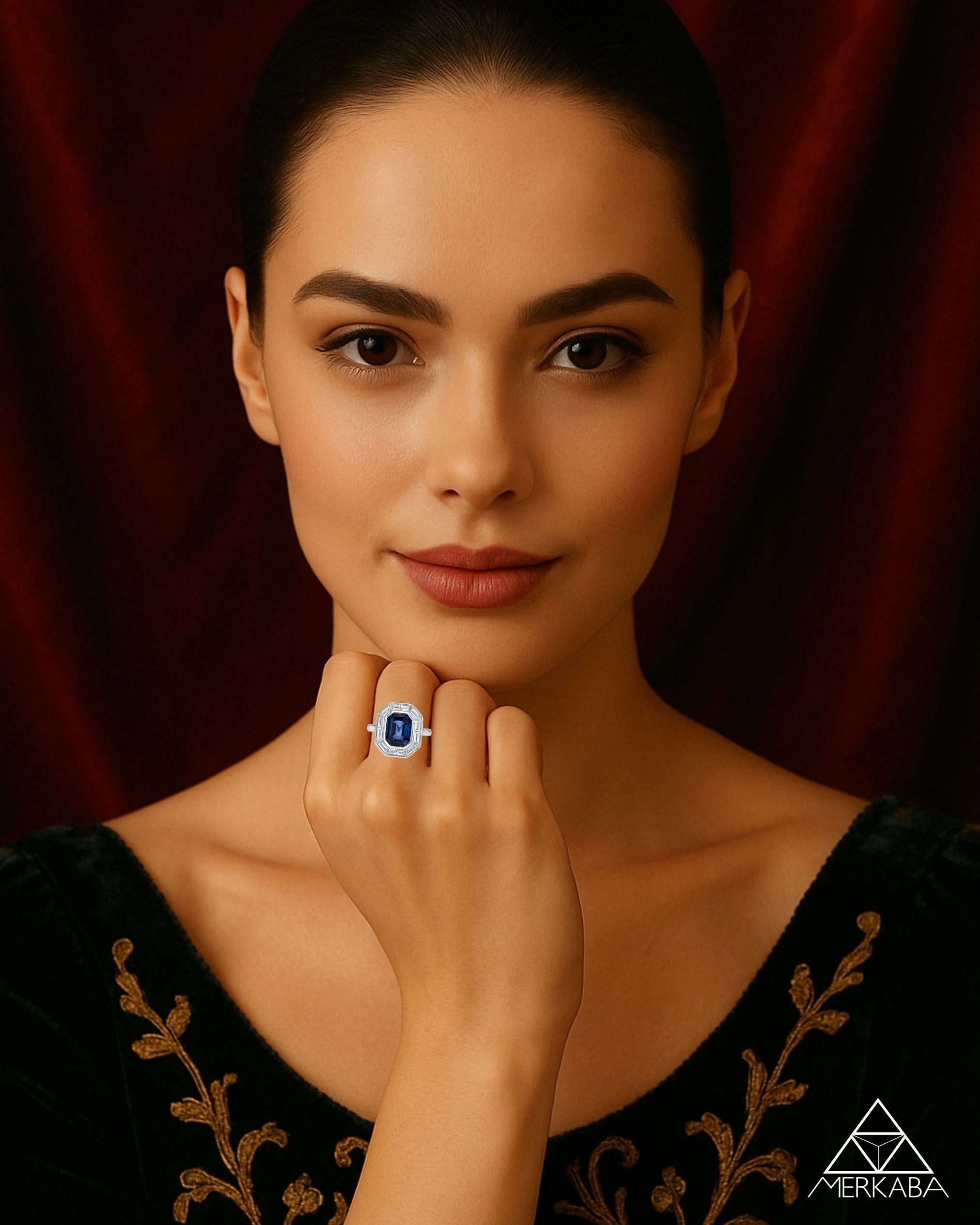 Art déco Bague en platine avec saphir bleu taillé en émeraude et diamants trapézoïds - par Merkaba en vente