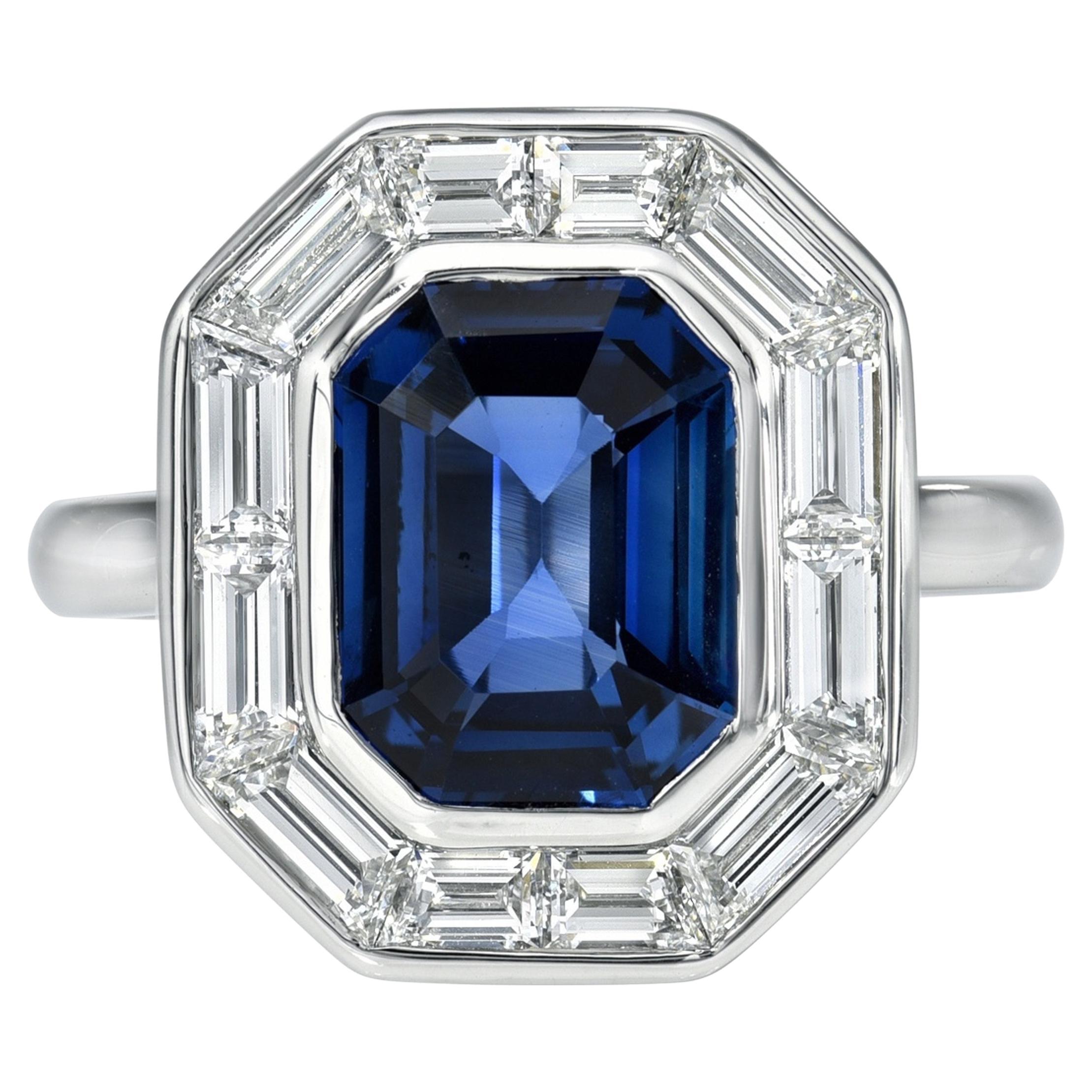 Bague en platine avec saphir bleu taillé en émeraude et diamants trapézoïds - par Merkaba en vente