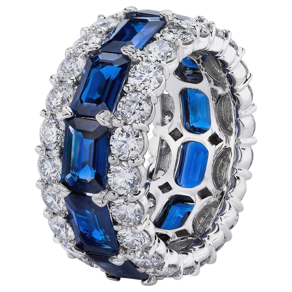 Bague d'éternité à plusieurs rangées de saphirs bleus taille émeraude et diamants blancs ronds