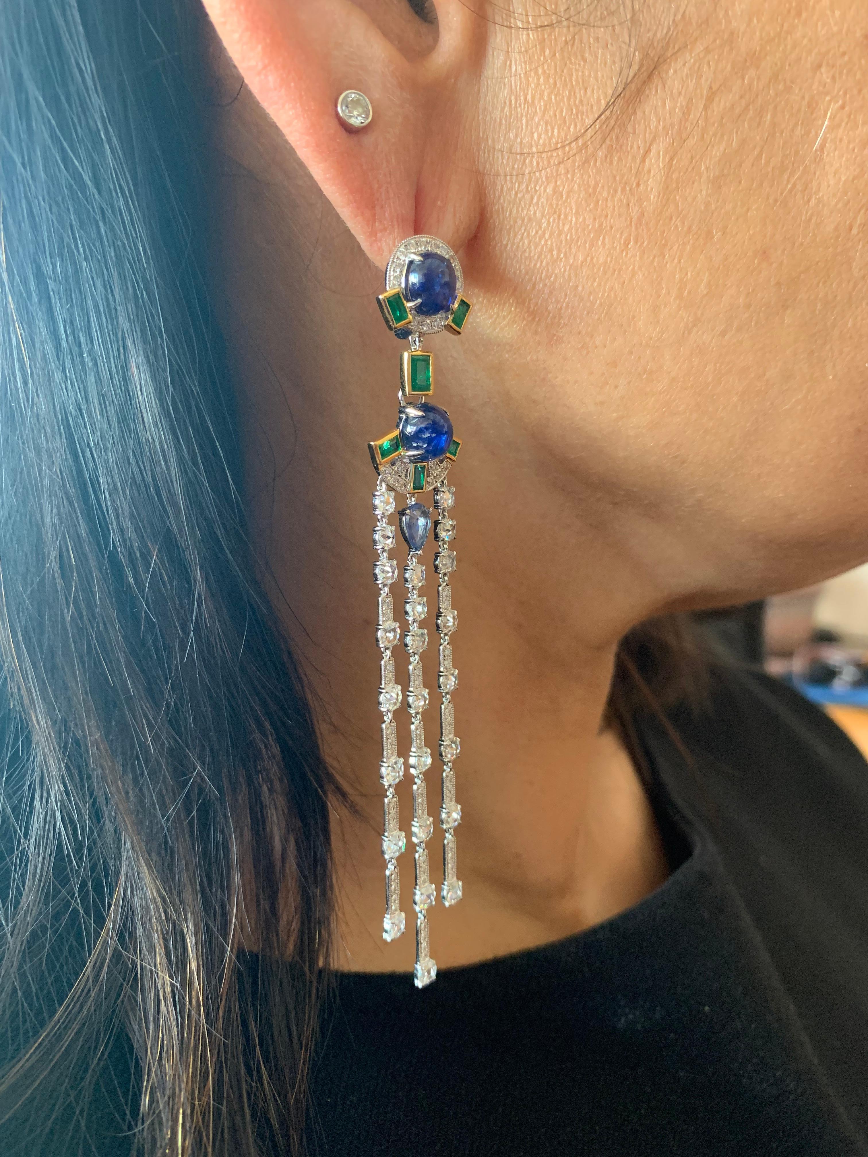 Art déco Sunita Nahata saphir bleu 8.00 carats Boucles d'oreilles en 18 carats avec émeraudes et diamants. en vente