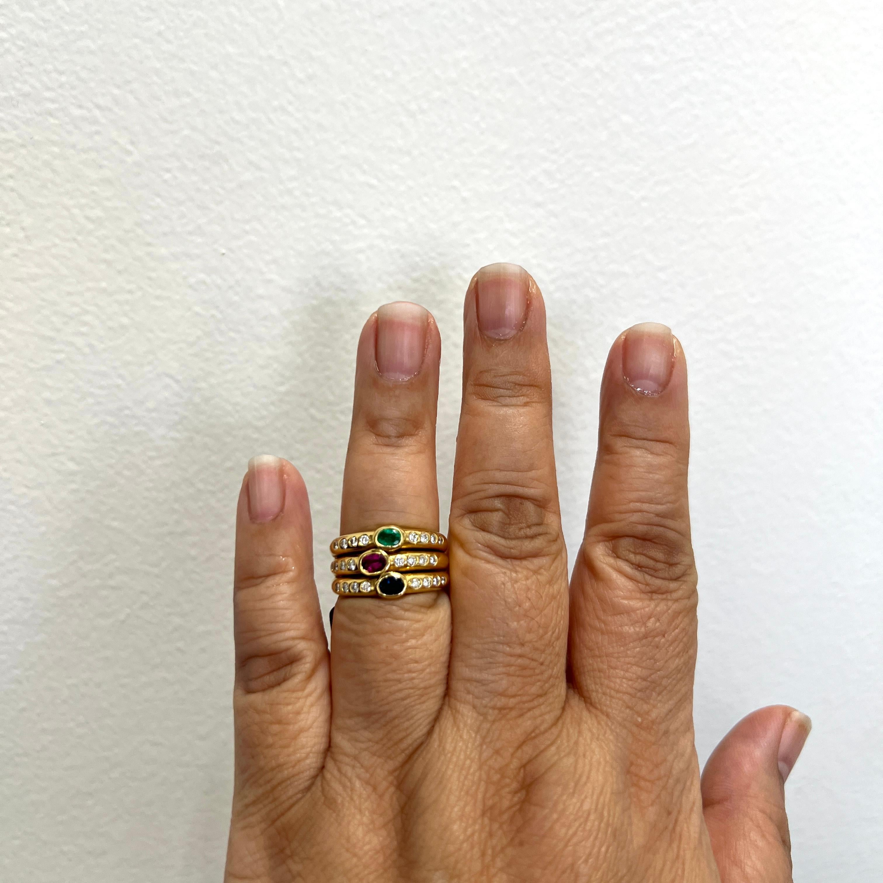 Wunderschönes Oval aus blauem Saphir, Smaragd und Rubin mit runden weißen Diamanten von guter Qualität.  Handgefertigt in 18k Gelbgold.  Ringgröße 7,25.