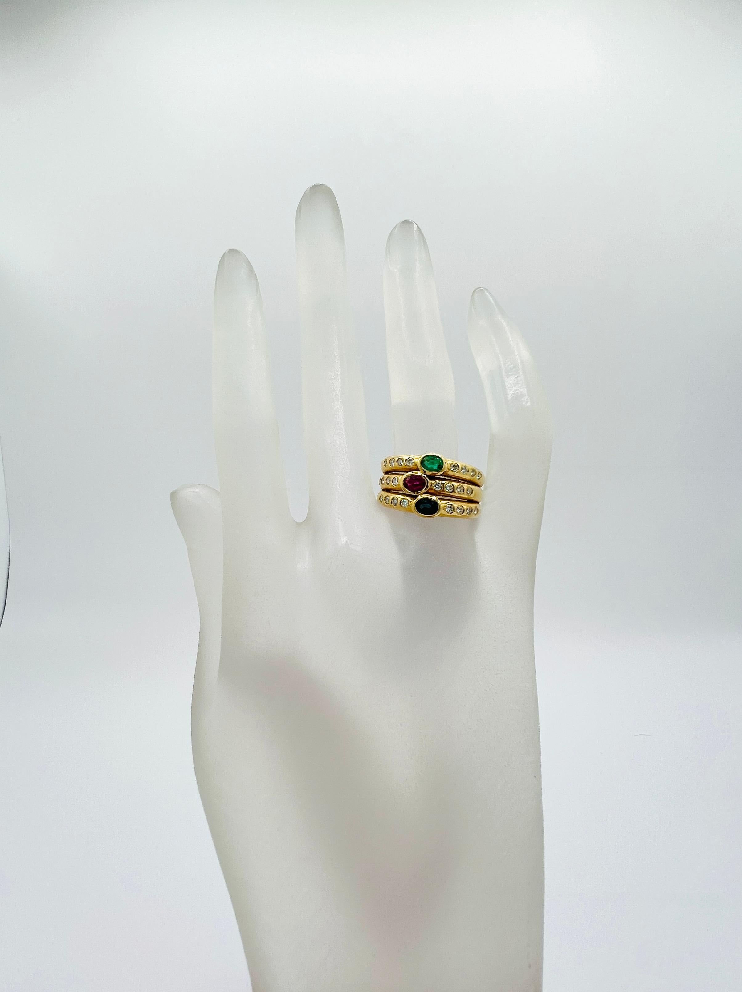 Dreifach-Ring mit blauem Saphir, Smaragd, Rubin und weißem Diamant aus 18 Karat Gold (Ovalschliff) im Angebot