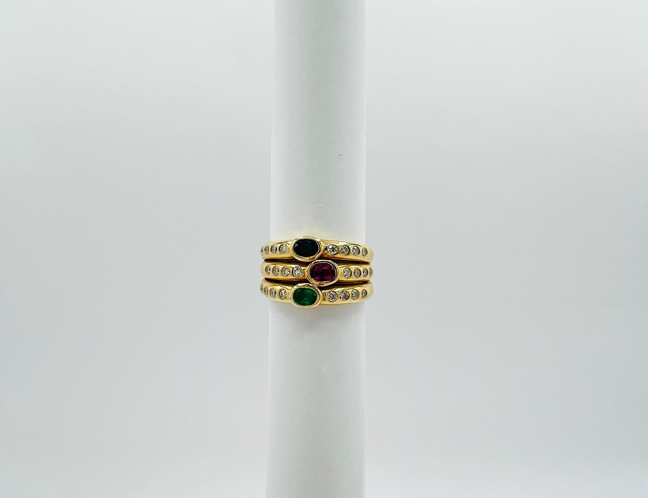 Dreifach-Ring mit blauem Saphir, Smaragd, Rubin und weißem Diamant aus 18 Karat Gold im Angebot 1