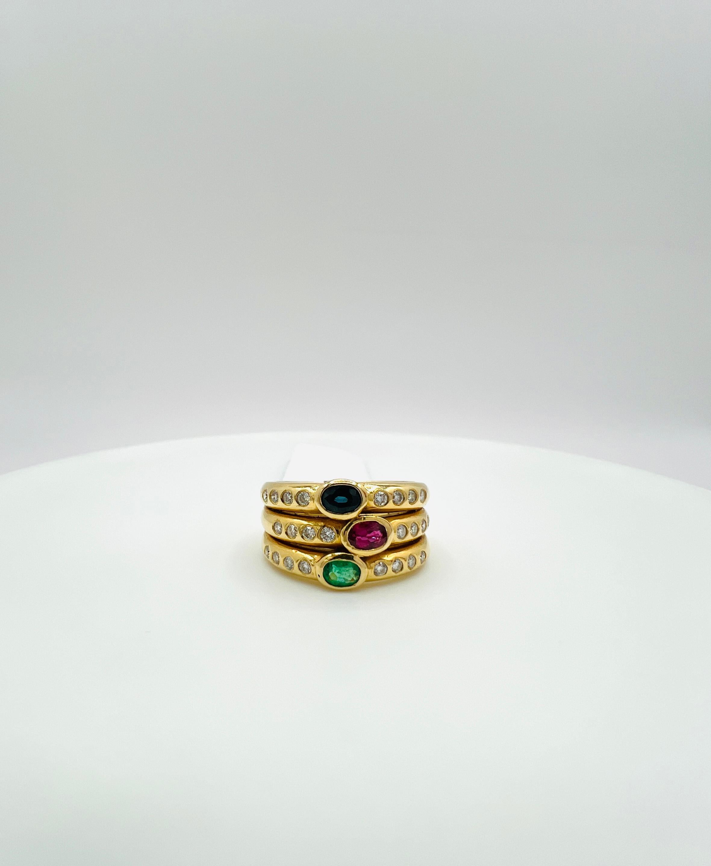 Dreifach-Ring mit blauem Saphir, Smaragd, Rubin und weißem Diamant aus 18 Karat Gold im Angebot 2