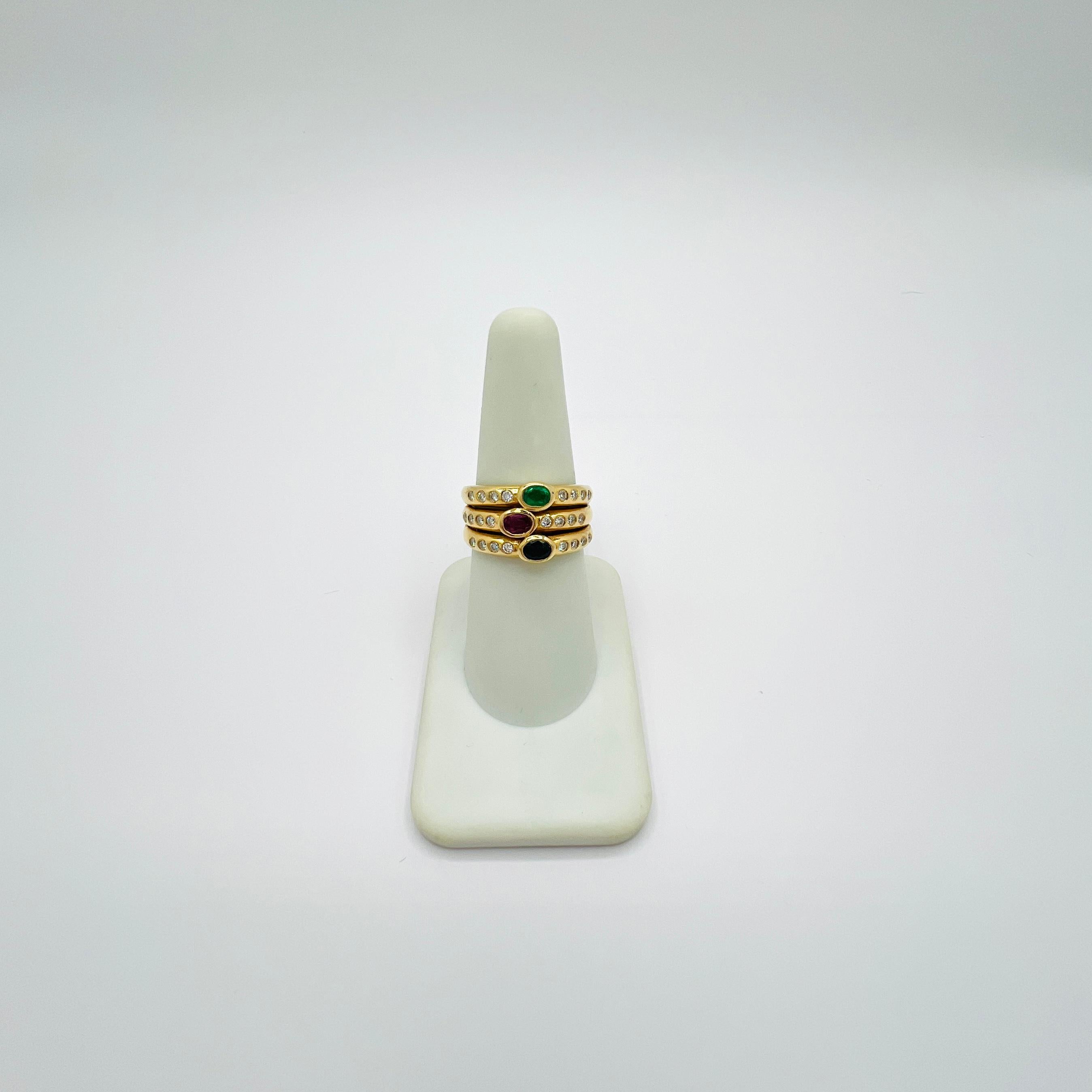 Dreifach-Ring mit blauem Saphir, Smaragd, Rubin und weißem Diamant aus 18 Karat Gold im Angebot 3