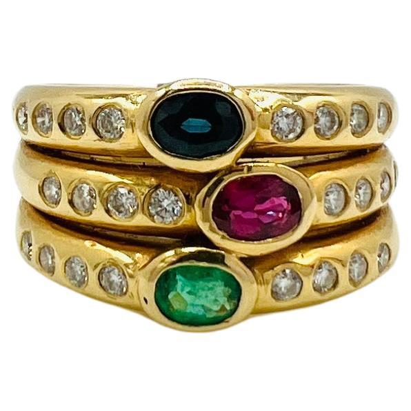 Dreifach-Ring mit blauem Saphir, Smaragd, Rubin und weißem Diamant aus 18 Karat Gold im Angebot