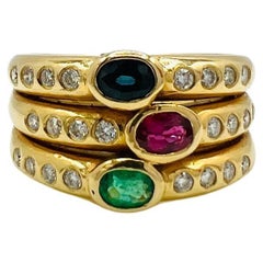 Dreifach-Ring mit blauem Saphir, Smaragd, Rubin und weißem Diamant aus 18 Karat Gold