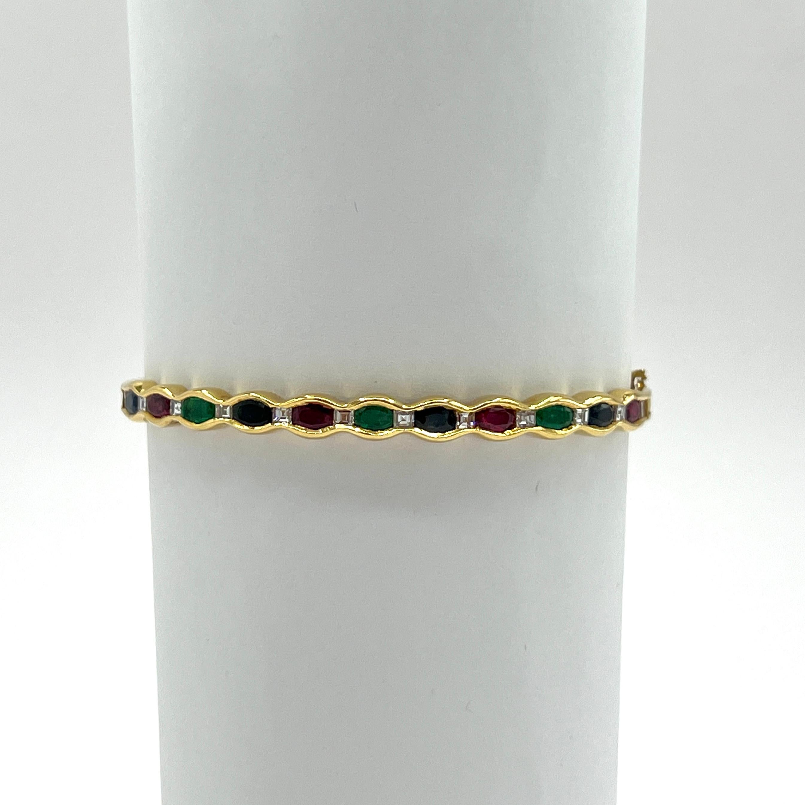 Bracelet en saphir bleu, émeraude, ovales de rubis et diamant blanc taille Asscher en 18K en vente 1