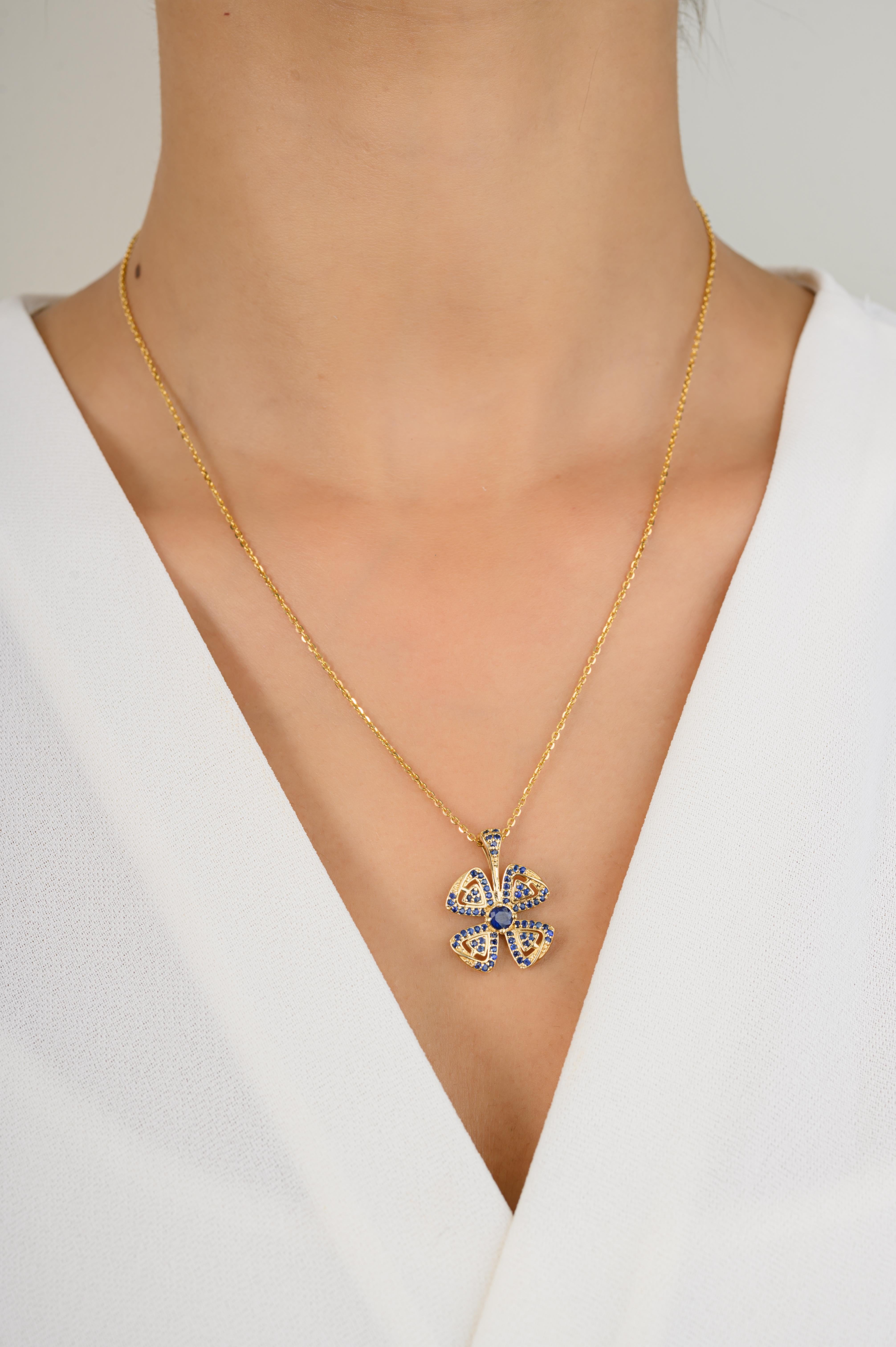 Collier à pendentif fleur en or 14K incrusté de saphirs bleus et de saphirs bleus ronds. Ce superbe bijou rehausse instantanément un look décontracté ou une tenue habillée. 
Le saphir stimule la concentration et réduit le stress.
Conçu avec des
