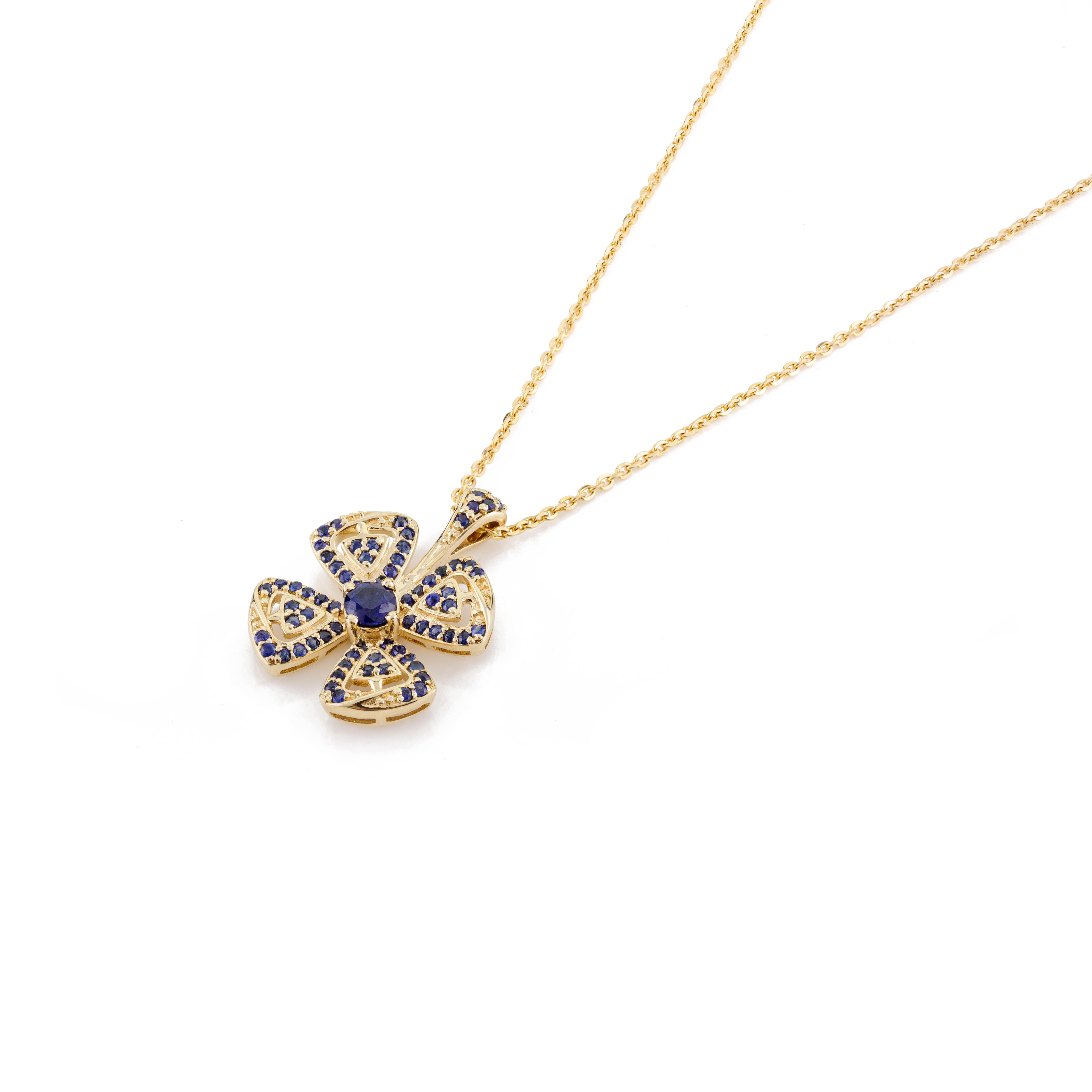 Chaîne collier pendentif fleur incrustée de saphirs bleus en or jaune massif 14 carats Neuf - En vente à New York, NY