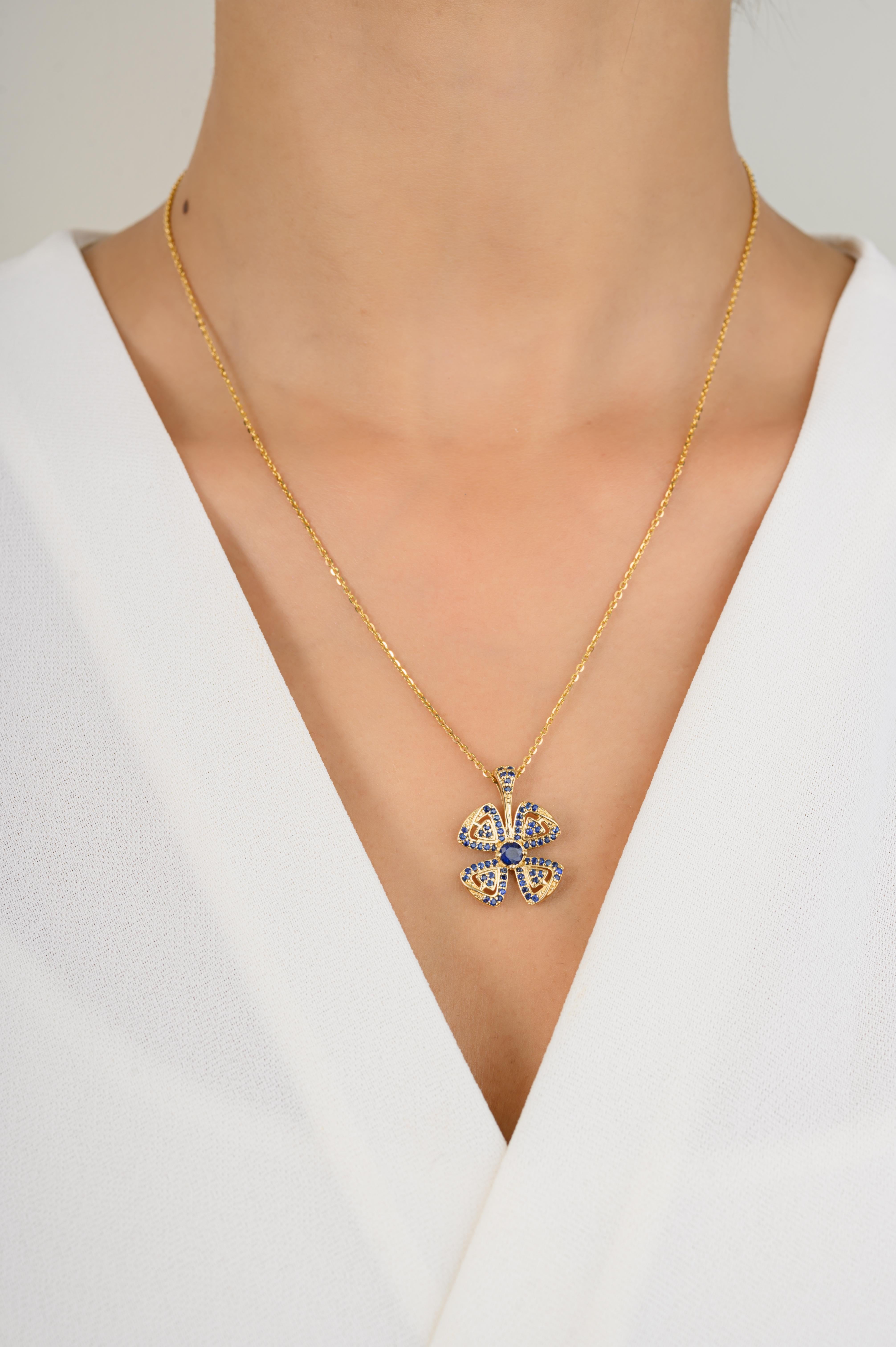 Chaîne collier pendentif fleur incrustée de saphirs bleus en or jaune massif 14 carats en vente 2