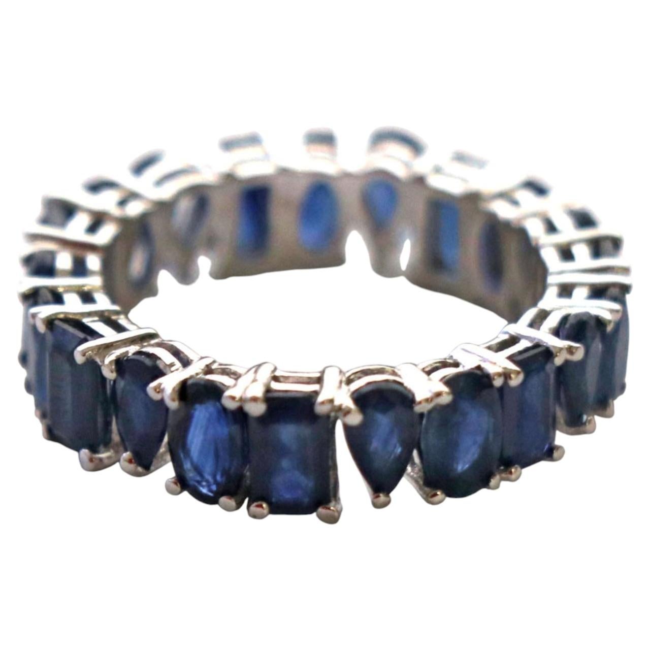 En vente :  Bague éternité en or blanc 14 carats sertie d'un saphir bleu de 6,23 carats