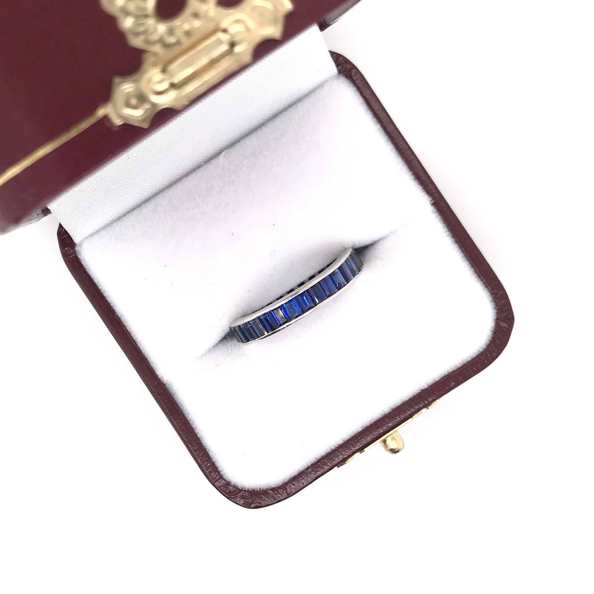 Eternity-Ring mit blauem Saphir (Baguetteschliff) im Angebot