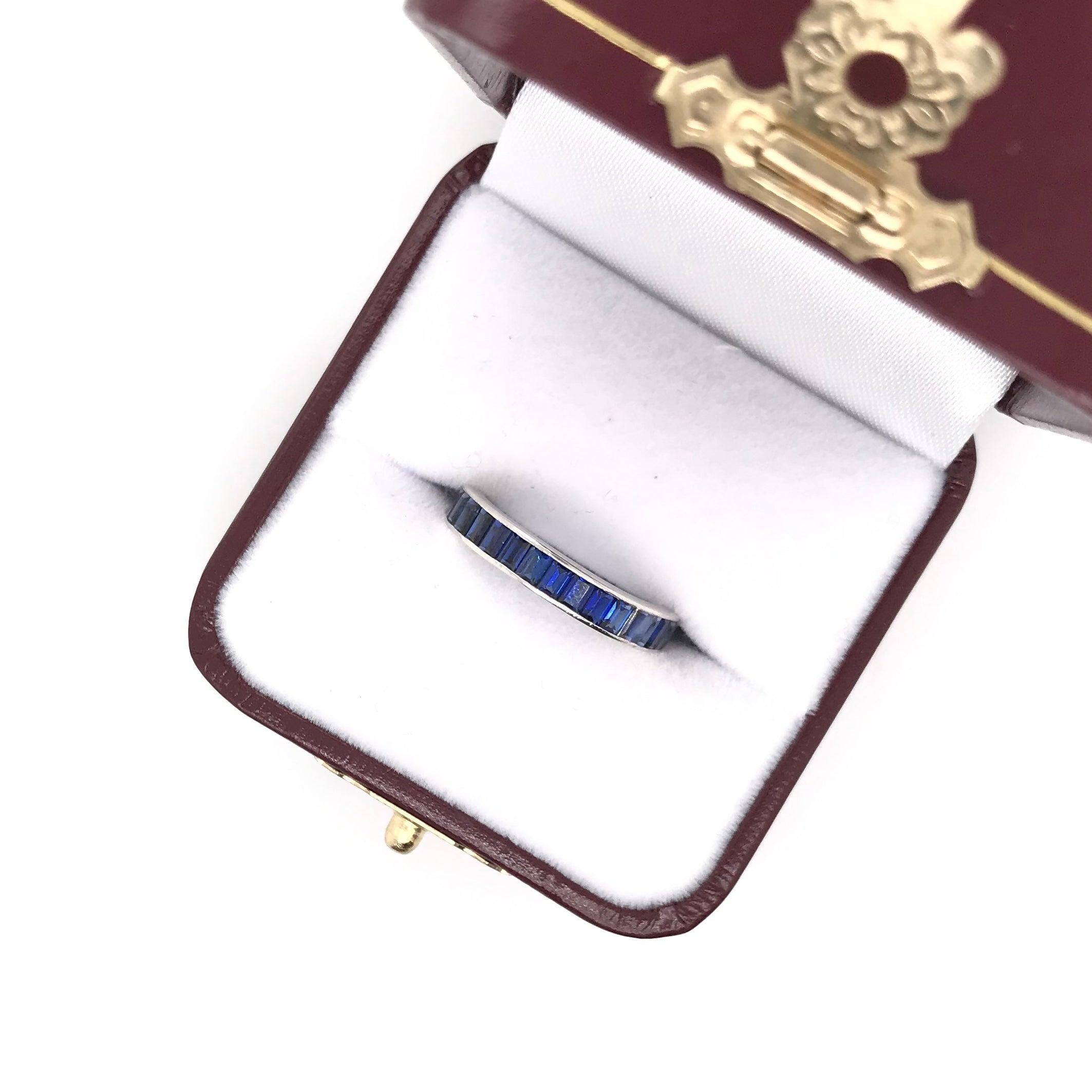 Eternity-Ring mit blauem Saphir im Zustand „Hervorragend“ im Angebot in Montgomery, AL
