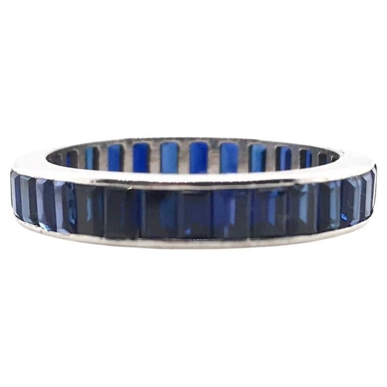 Eternity-Ring mit blauem Saphir im Angebot