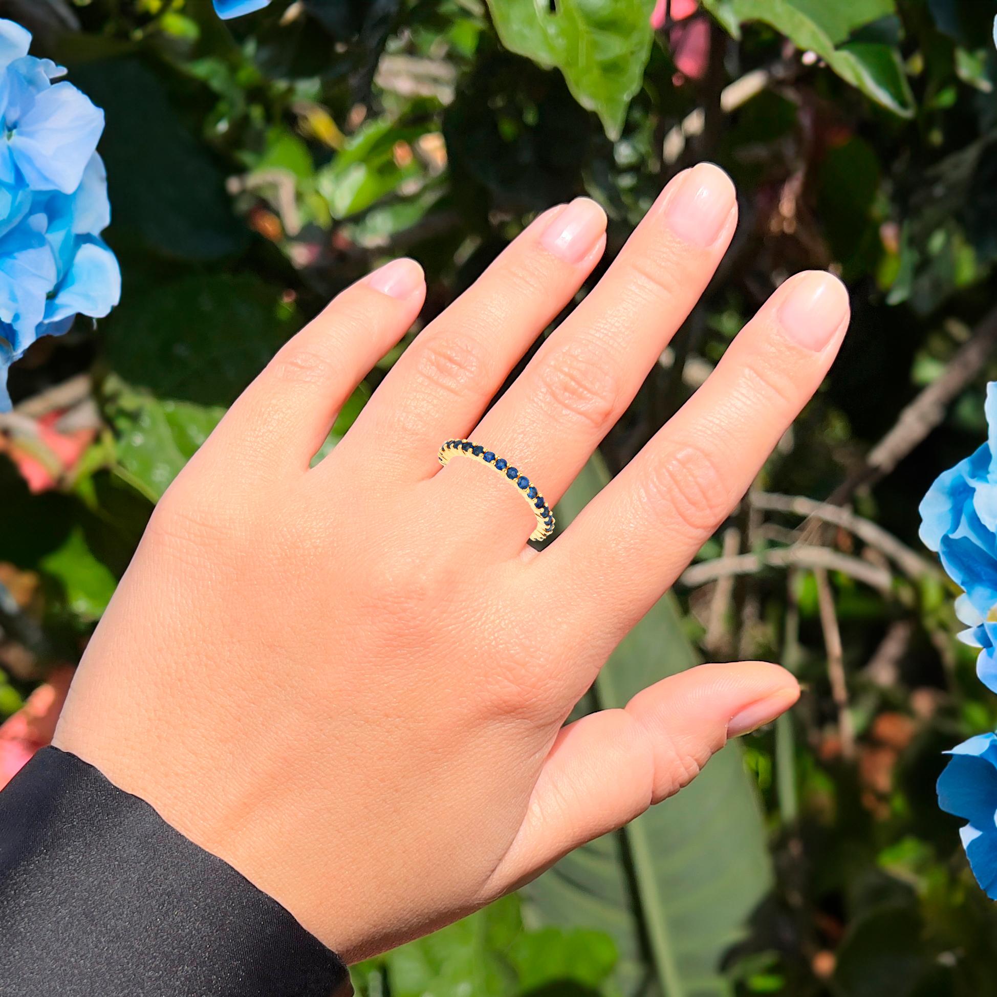 Eternity-Ring mit blauem Saphir 1,38 Karat 14K Gelbgold (Zeitgenössisch) im Angebot
