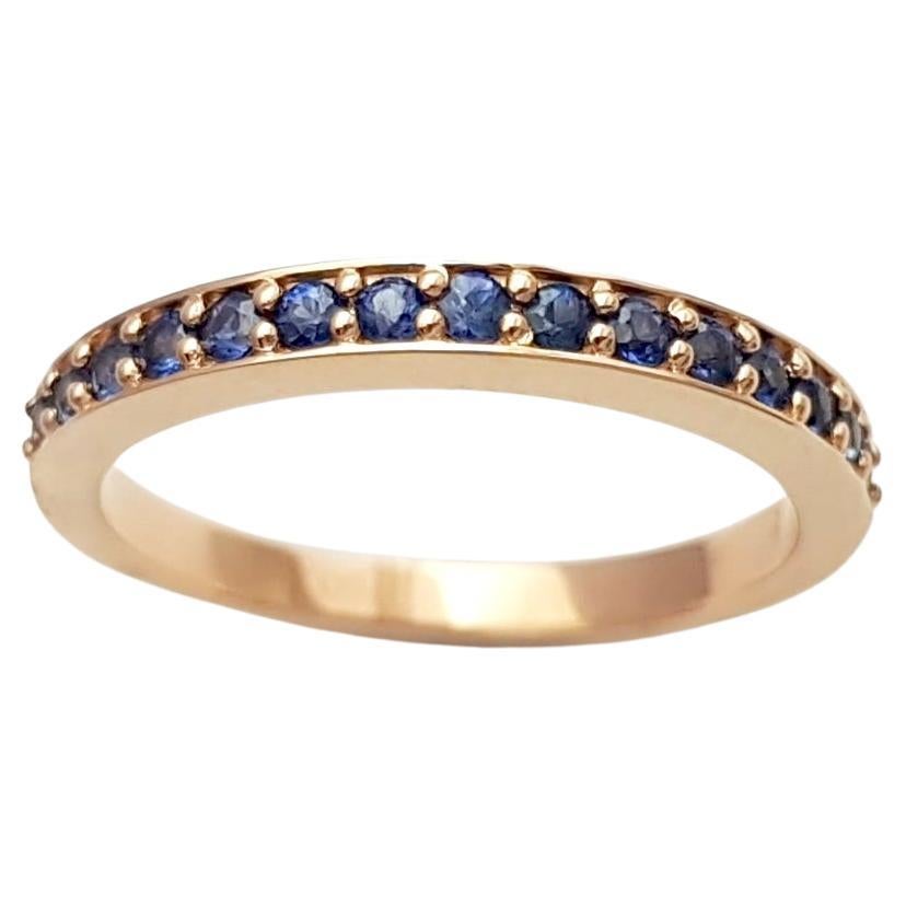 Anillo de eternidad de zafiro azul engastado en oro rosa de 18 quilates