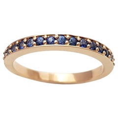Anillo de eternidad de zafiro azul engastado en oro rosa de 18 quilates