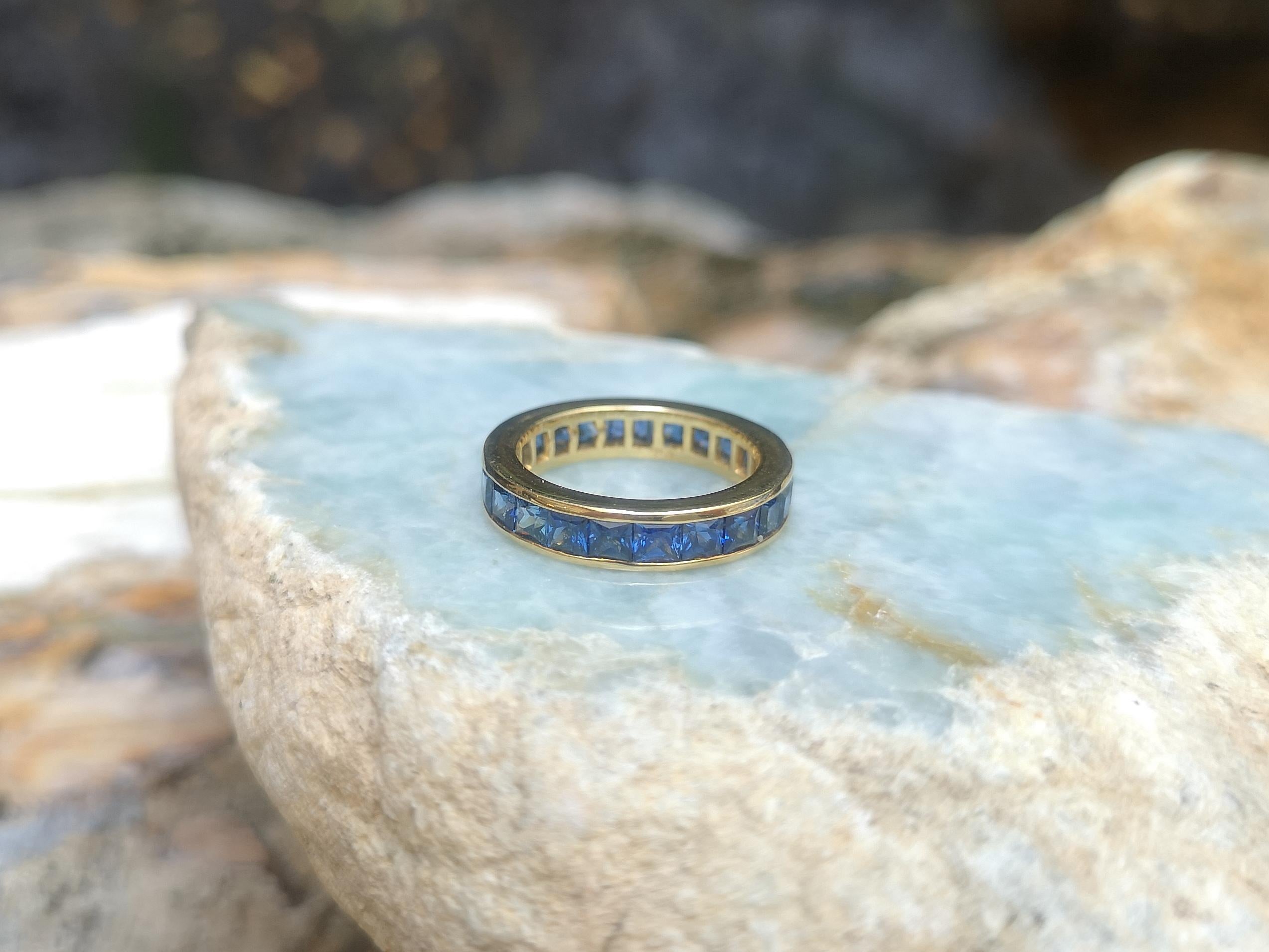 Blue Sapphire Eternity Ring Set in 18 Karat Gold Settings In New Condition For Sale In Bangkok, TH
