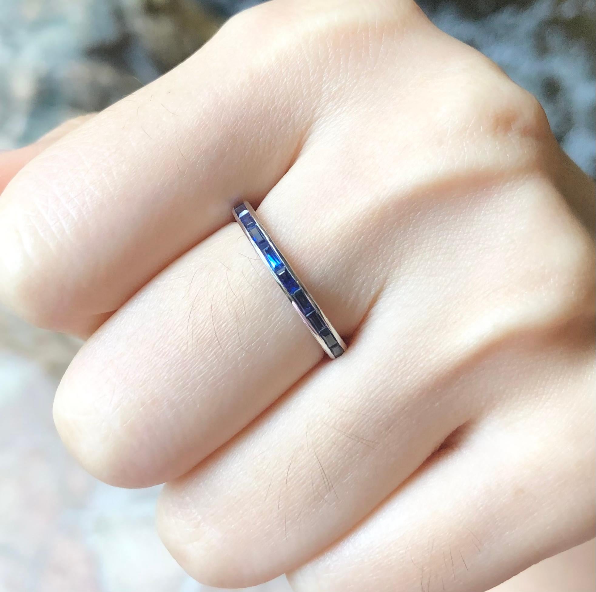 Blue Sapphire Eternity Ring Set in 18 Karat White Gold Settings In New Condition For Sale In Bangkok, TH