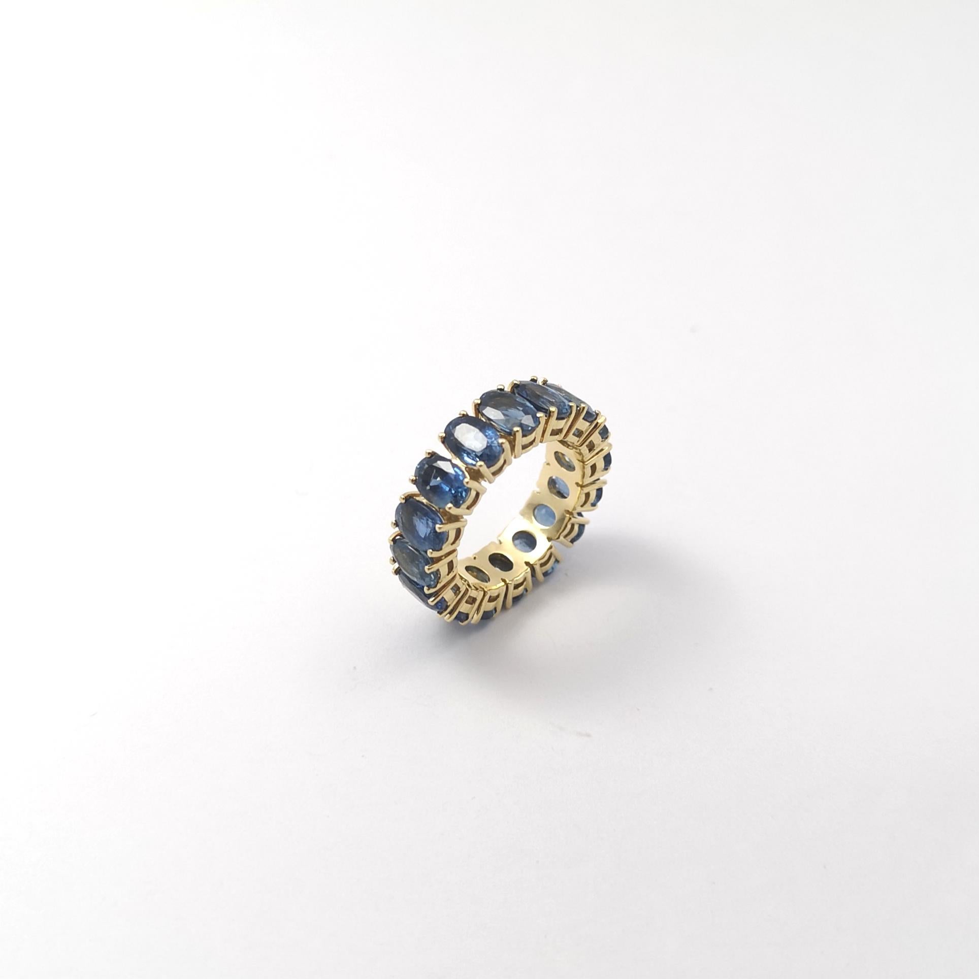 Bague d'éternité en or 18 carats sertie de saphirs bleus en vente 4